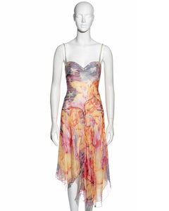 Alexander McQueen vestido de noche de gasa de seda con estampado de collage cortado al bies, ss 2004