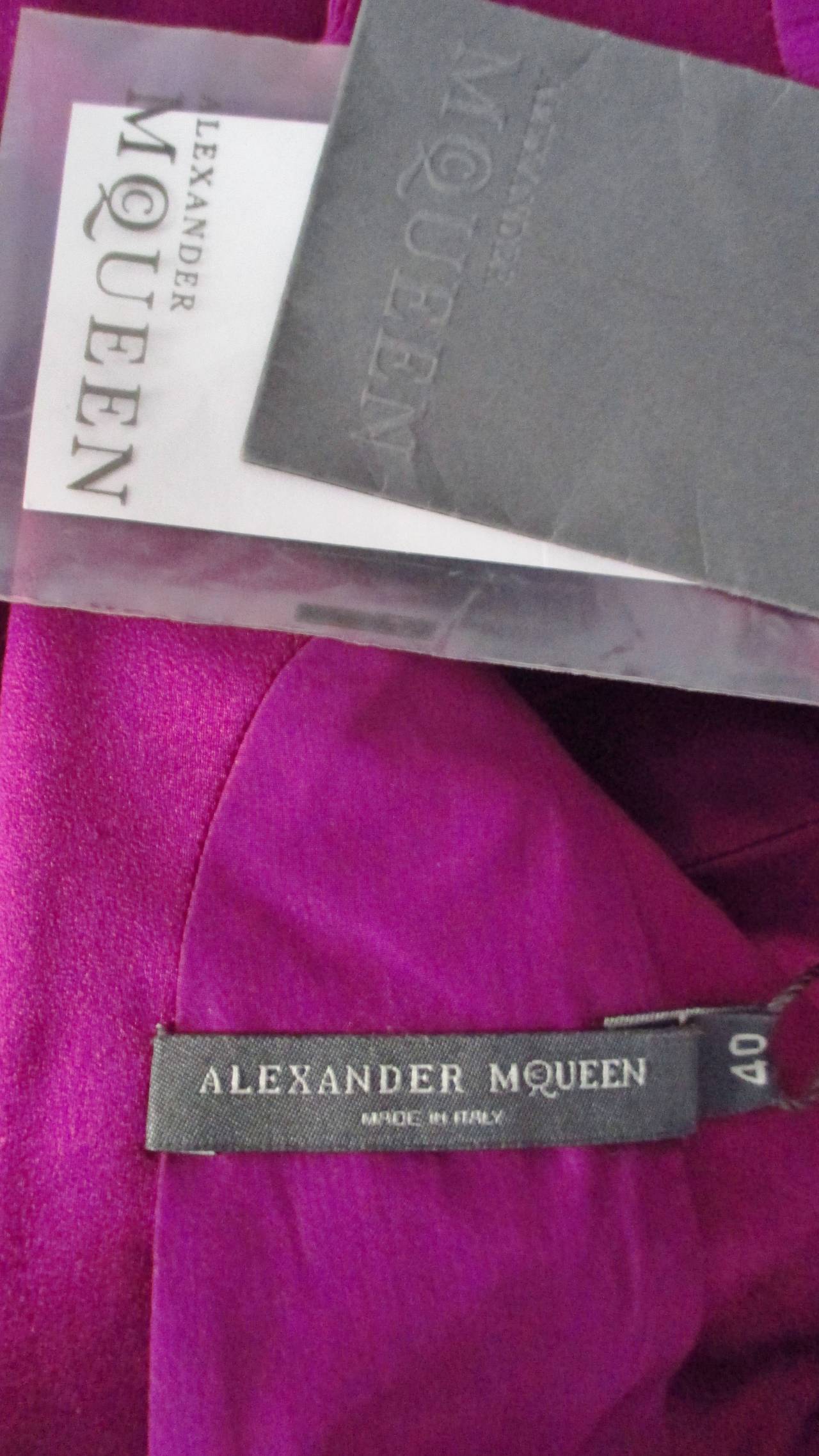 Alexander McQueen Neues rückenfreies Kleid aus Seide im Angebot 8