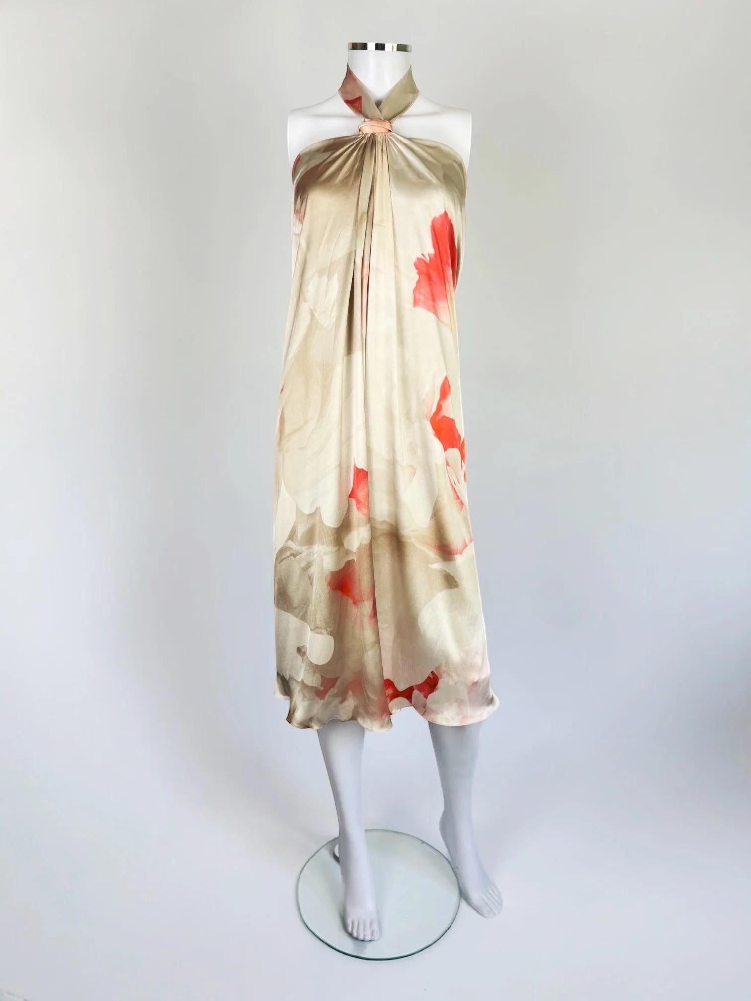 Robe dos nu en soie florale Alexander McQueen, 2010
Magnifique imprimé floral surdimensionné semblable à une aquarelle sur l'ensemble du vêtement
Le dos nu se noue sur le devant, créant des plis souples qui descendent en cascade le long de la