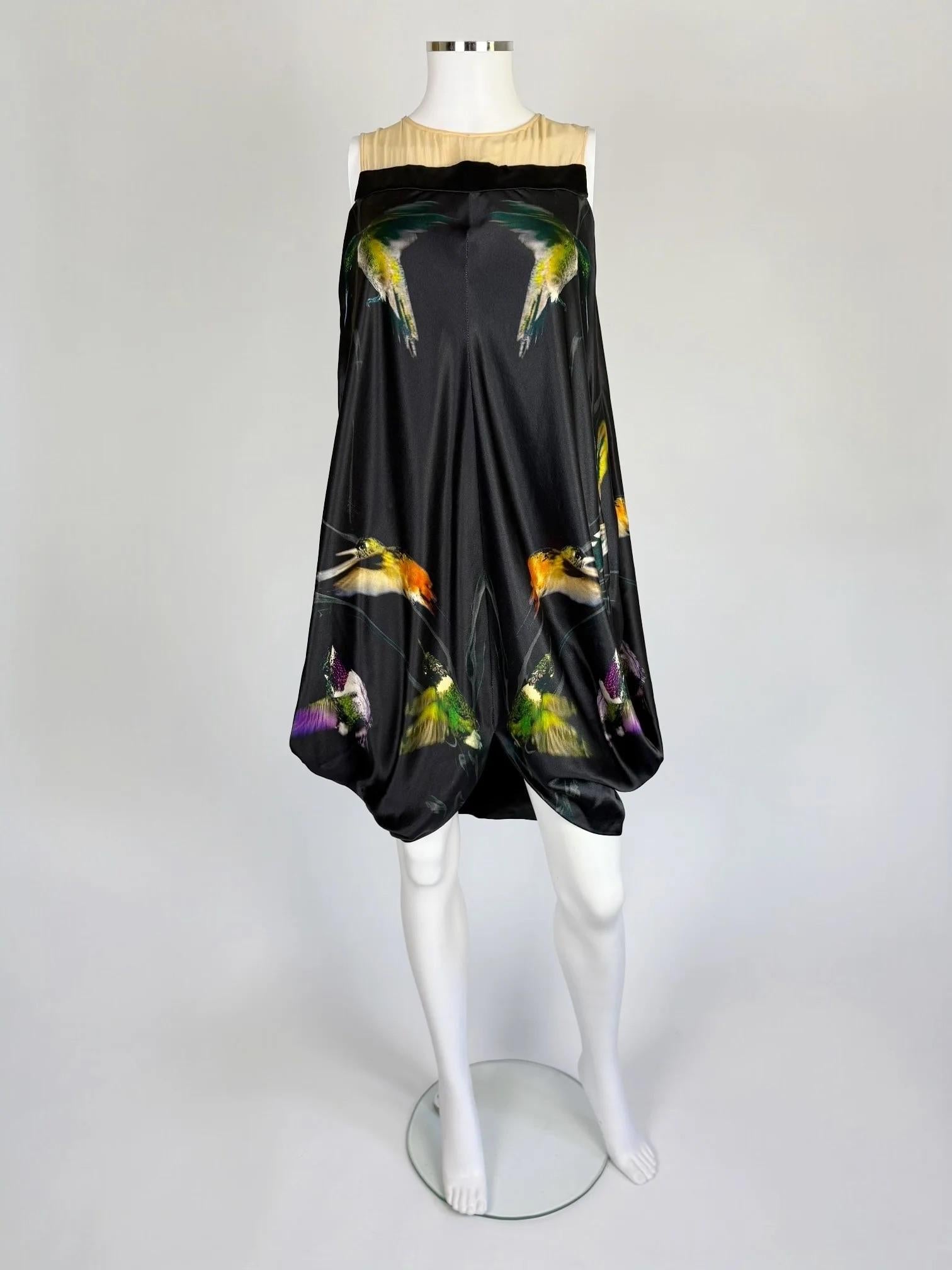 Alexander McQueen Kleid mit Kolibri-Print aus Seide, 2008
Durchgehender Kolibri-Druck in leuchtenden Juwelentönen
Seidensatin mit wunderschönem Faltenwurf, der für einen unglaublichen Moment sorgt, wobei die Platzierung der Vögel fast so aussieht,