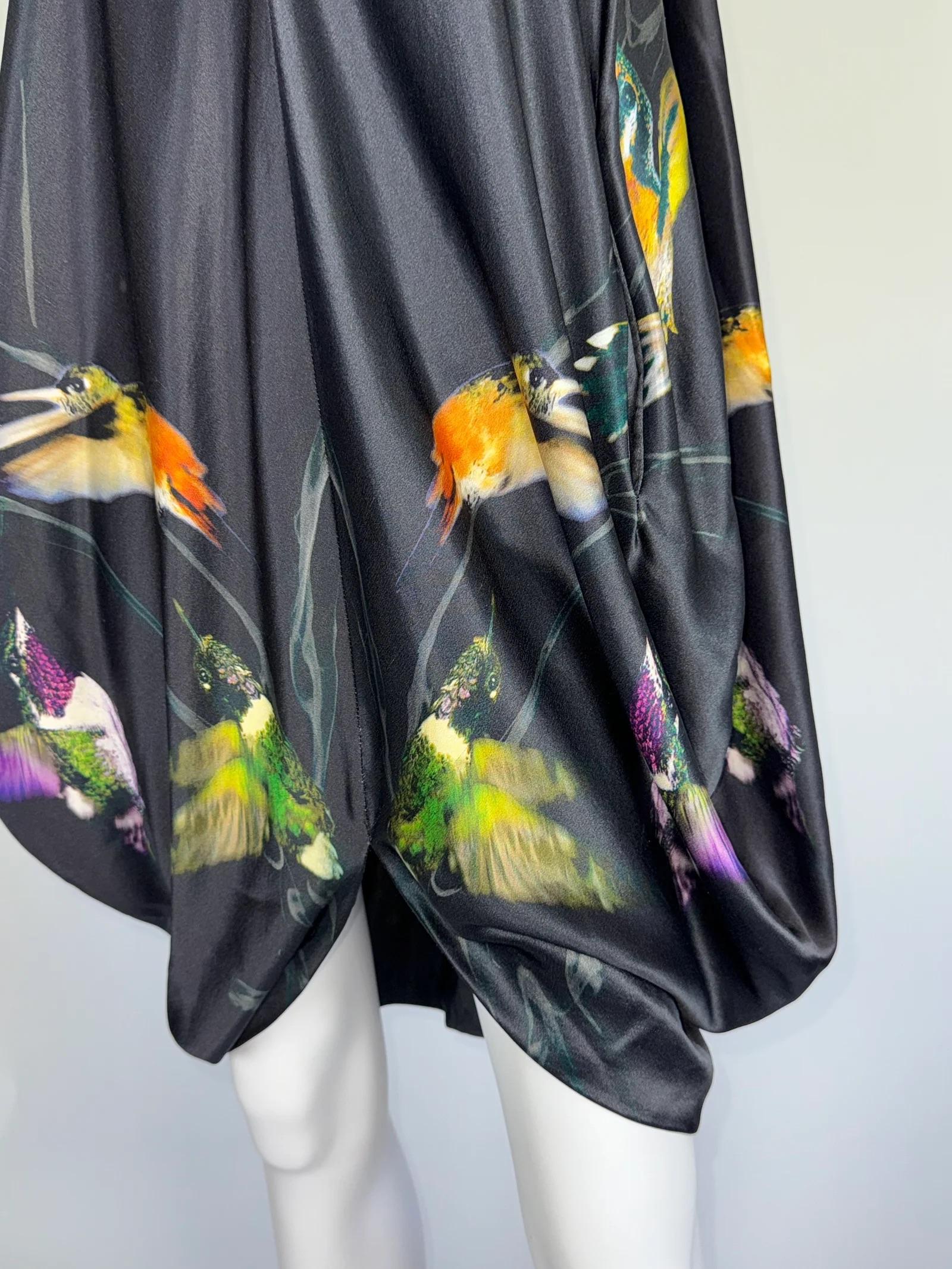 Alexander McQueen Seidenkleid mit Kolibri, 2008 (Schwarz) im Angebot