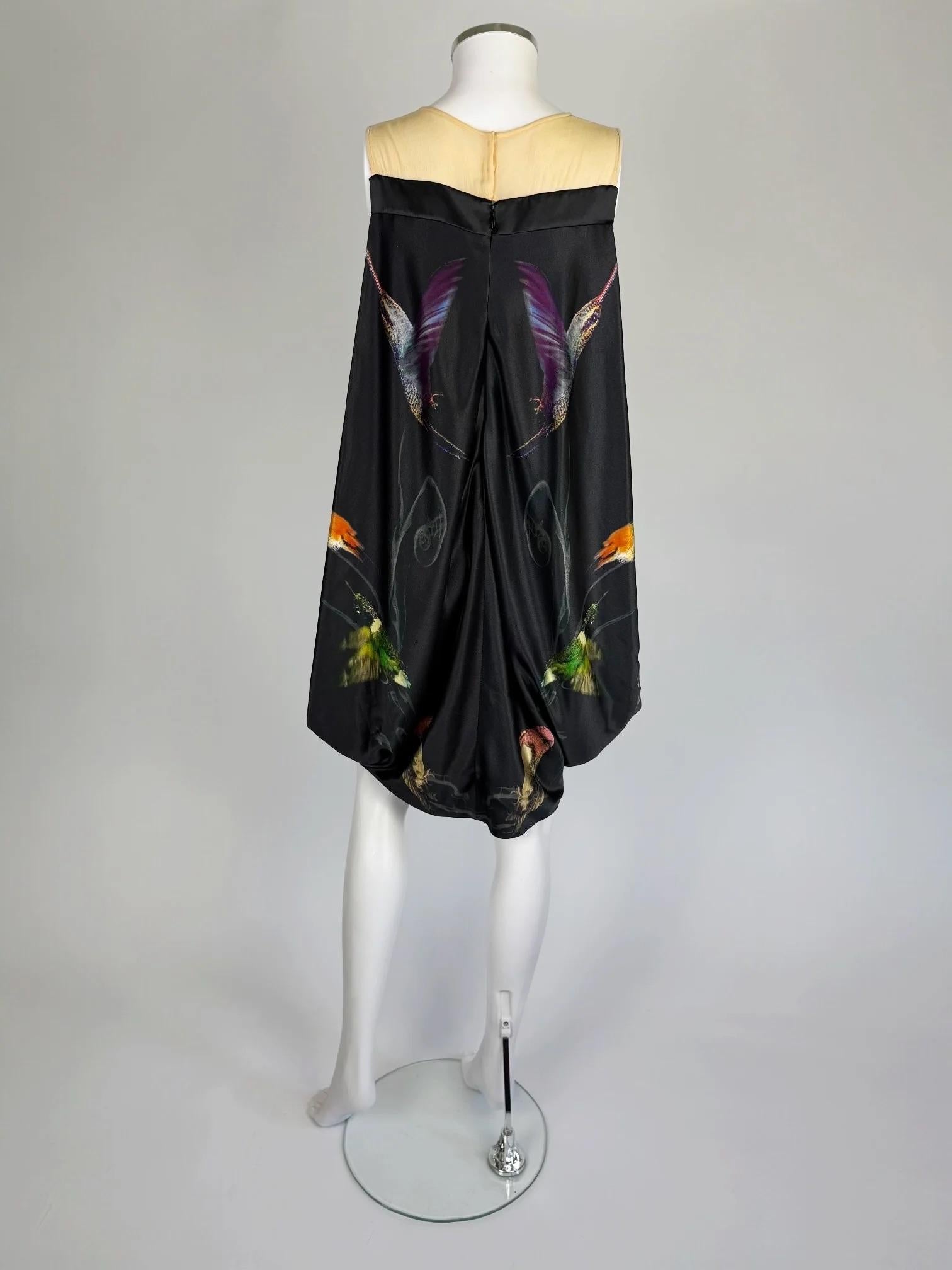 Alexander McQueen Seidenkleid mit Kolibri, 2008 im Angebot 1