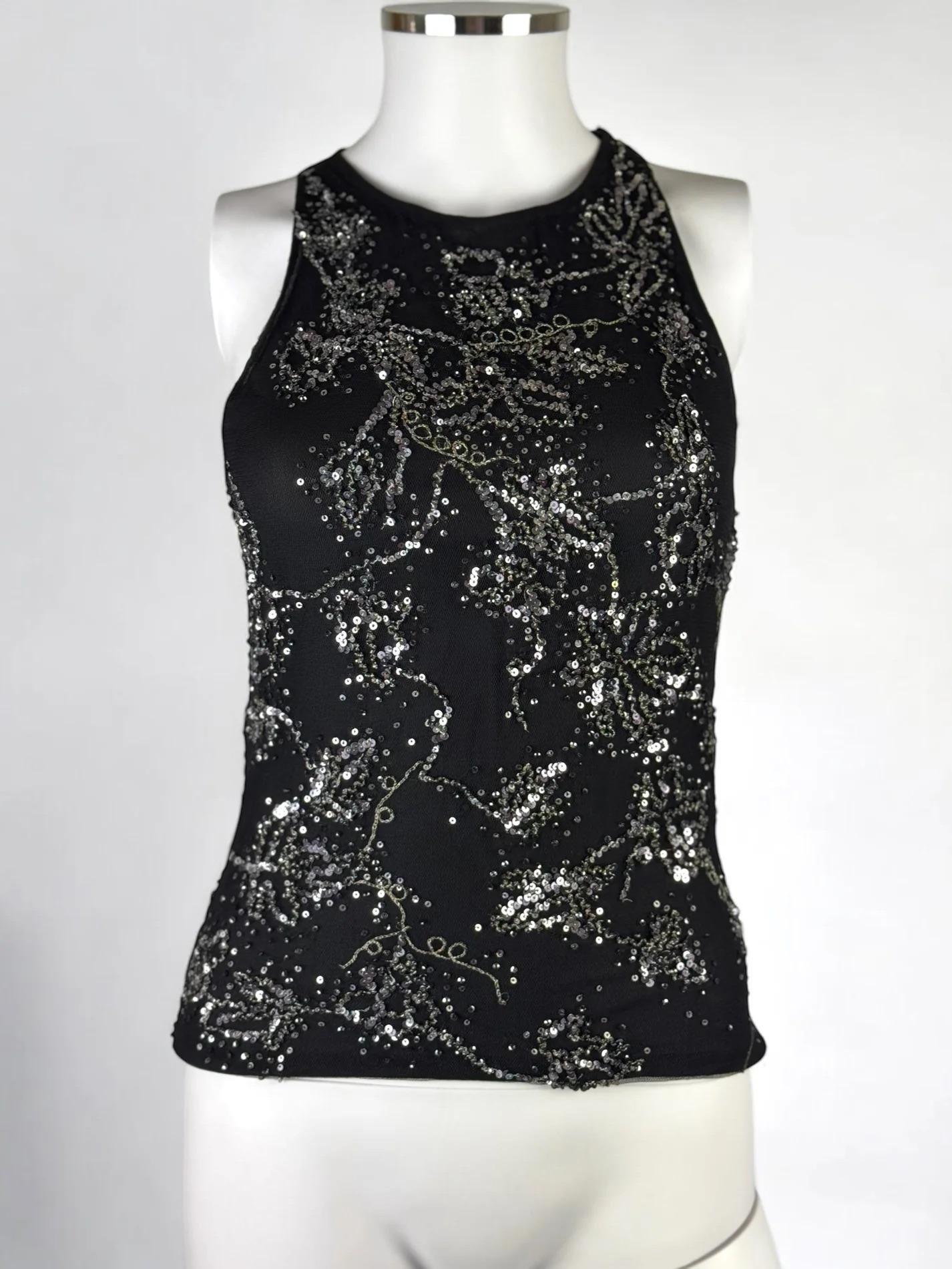 Gilet in paillettes di seta nera di Alexander McQueen, 2004
Ricorda i look impreziositi da paillettes della SS 2004 