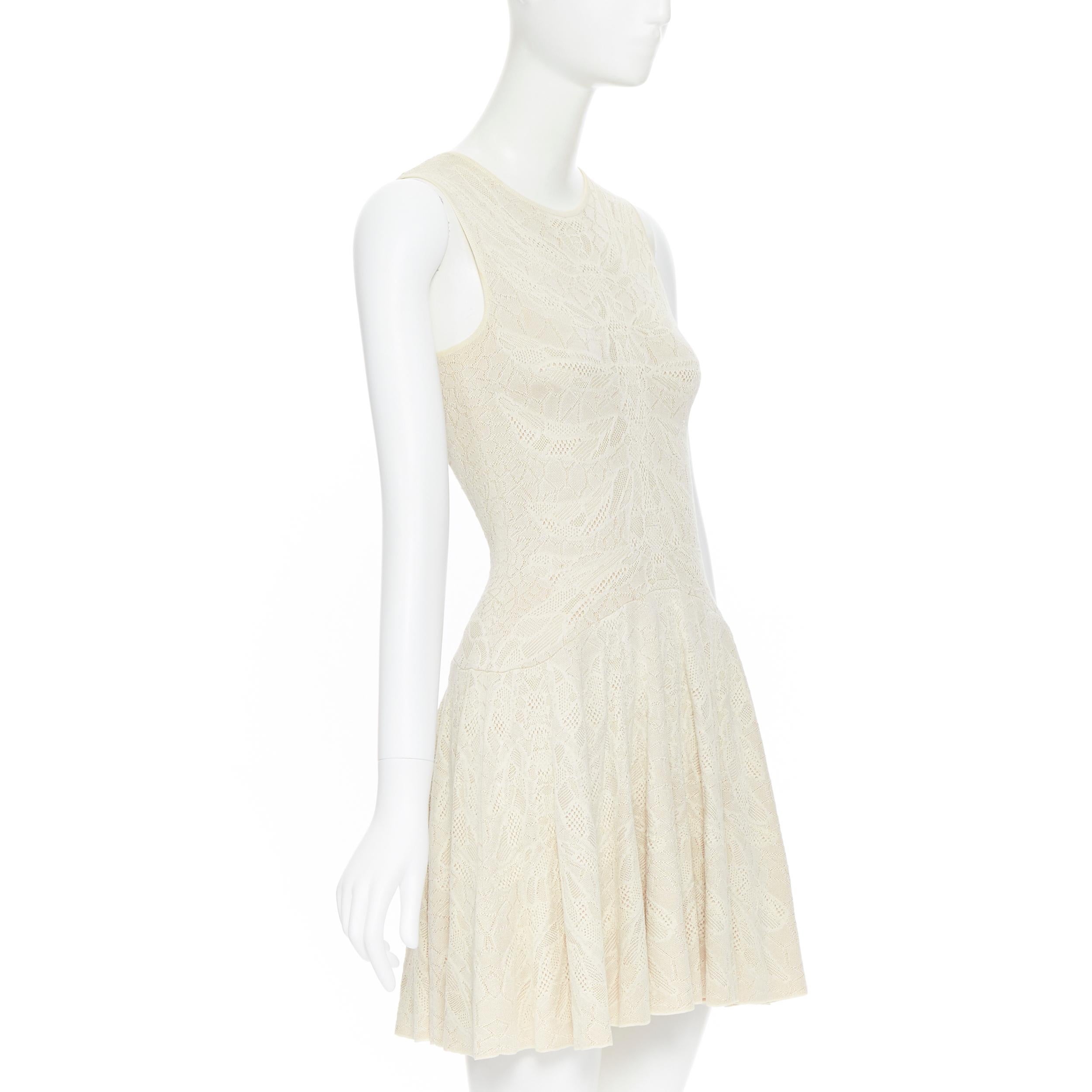 ALEXANDER MCQUEEN vestido de cóctel ajustado y acampanado de punto de viscosa de seda S Beige
