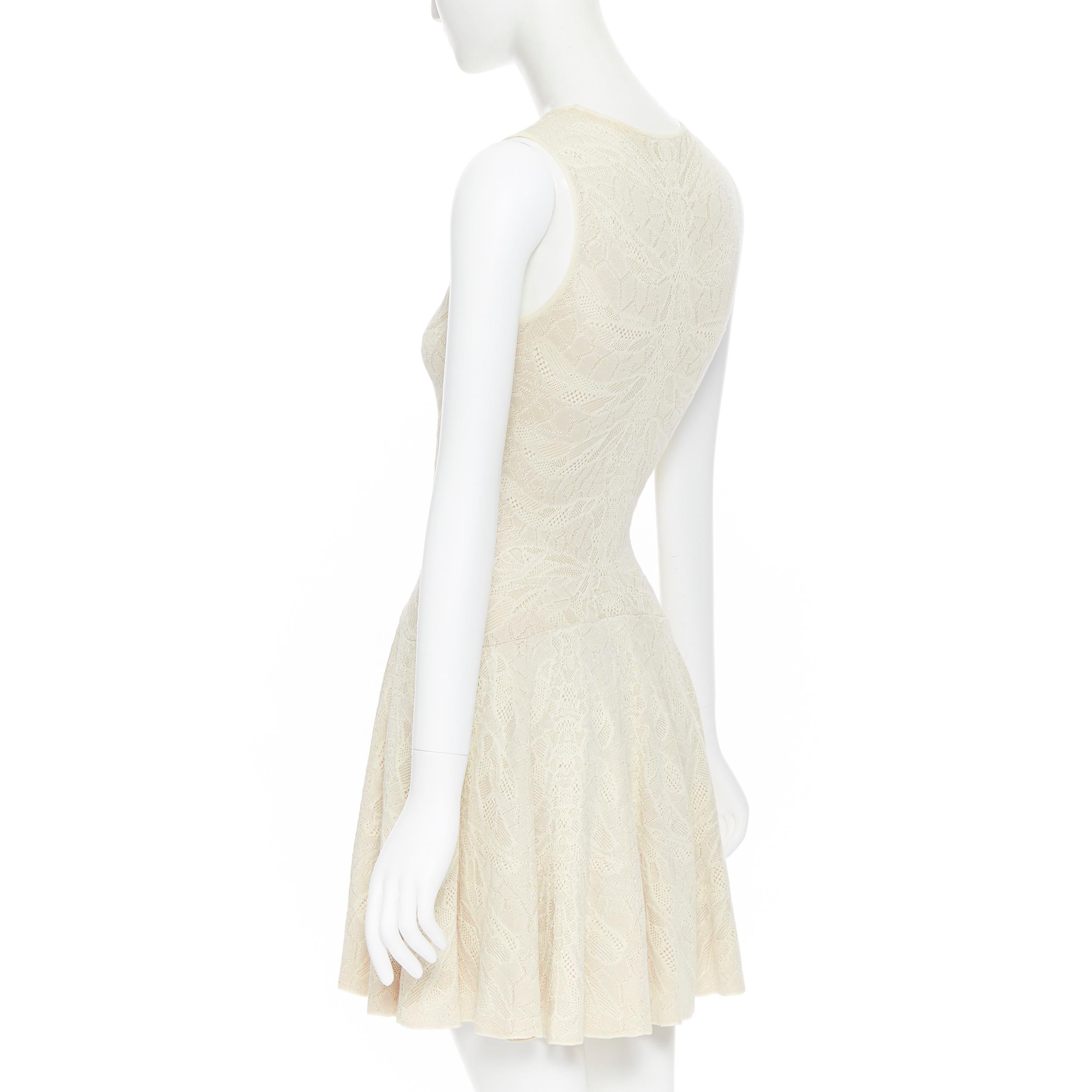 ALEXANDER MCQUEEN vestido de cóctel ajustado y acampanado de punto de viscosa de seda S 1