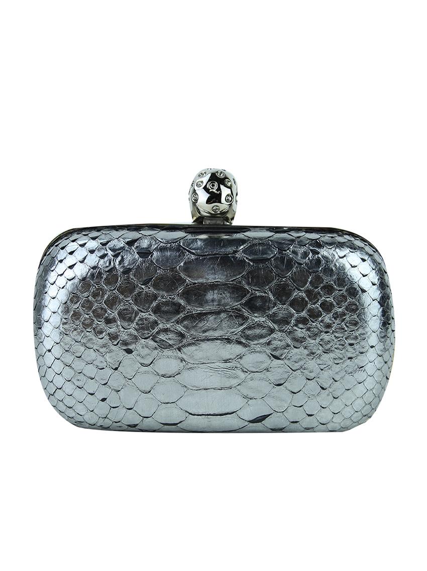 Alexander McQueen


Clutch Alexander McQueen Skull Python Lead Original, made in lead-colored leather. 

It has a small, structured model, 

single internal compartment, snap closure with a skull studded with synthetic crystals and silver- colored