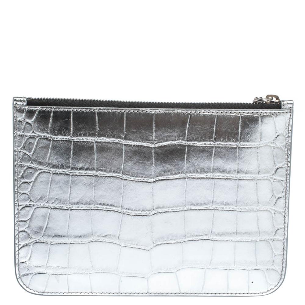 Give your essentials a stylish home with this pouch from the house of Alexander McQueen. Made from croc-embossed leather, this pouch is a long-lasting accessory. The chain details on the zipper and the leather-lined interior make it a worthy