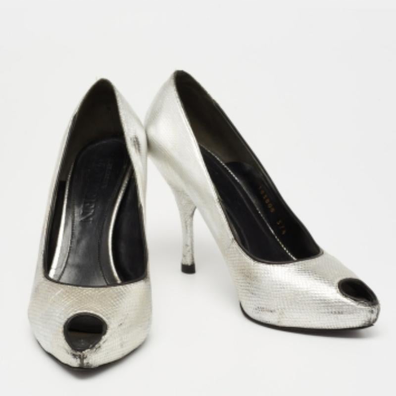 Alexander McQueen Silver Lizard Embossed Leather Peep-Toe Pumps Size 37.5 In Fair Condition For Sale In Dubai, Al Qouz 2