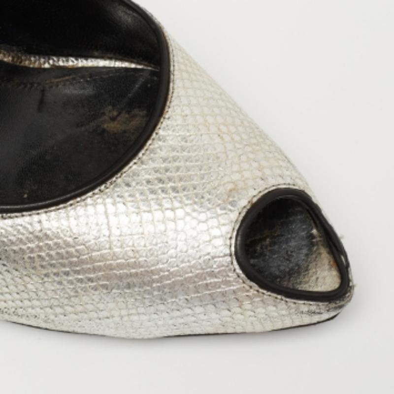 Alexander McQueen Silver Lizard Embossed Leather Peep-Toe Pumps Size 37.5 For Sale 3