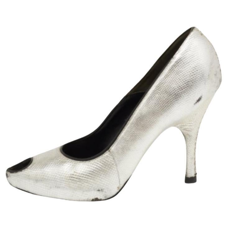 Alexander McQueen Silver Lizard Embossed Leather Peep-Toe Pumps Size 37.5 For Sale