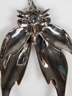 Pendiente Alexander McQueen Orquídea de plata de gran tamaño