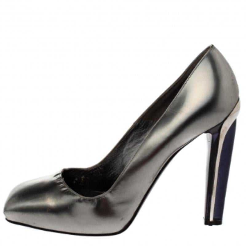 Alexander McQueen Silberne quadratische Pumps aus Lackleder mit quadratischer Zehe Größe 41 im Angebot 1