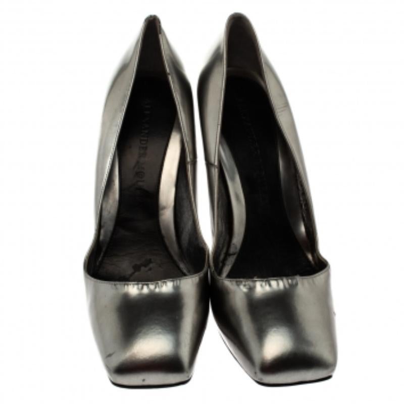 Alexander McQueen Silberne quadratische Pumps aus Lackleder mit quadratischer Zehe Größe 41 im Angebot 3