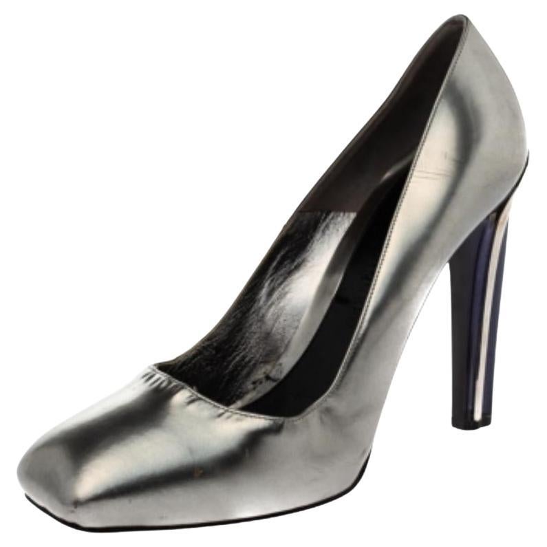 Alexander McQueen Silberne quadratische Pumps aus Lackleder mit quadratischer Zehe Größe 41 im Angebot