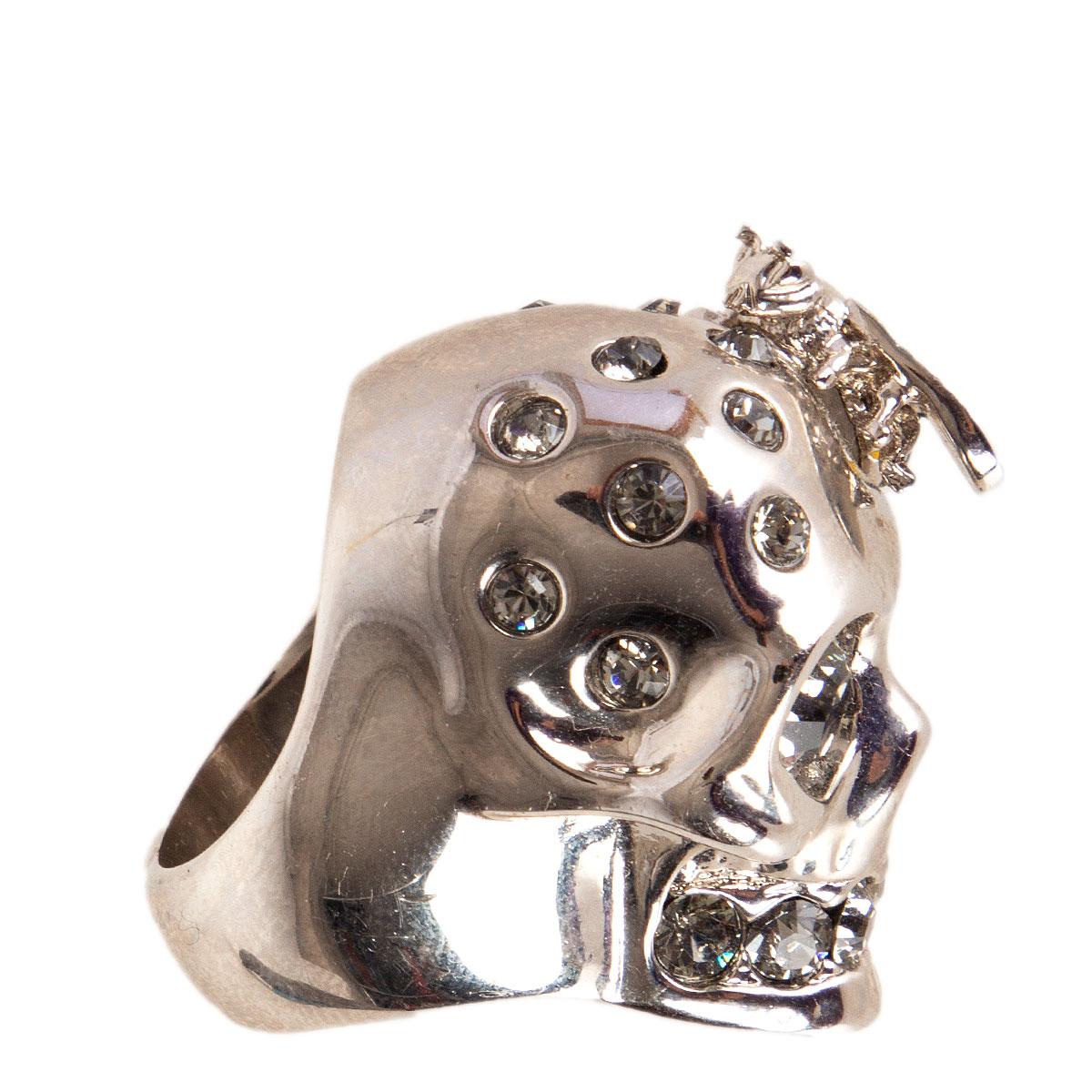 Alexander McQueen skull ring in silver-tone brass with crystal details and enameled bee. Has been worn and is in excellent condition.

Tag Size 7
Width 3cm (1.2in)
Length 2.5cm (1in)