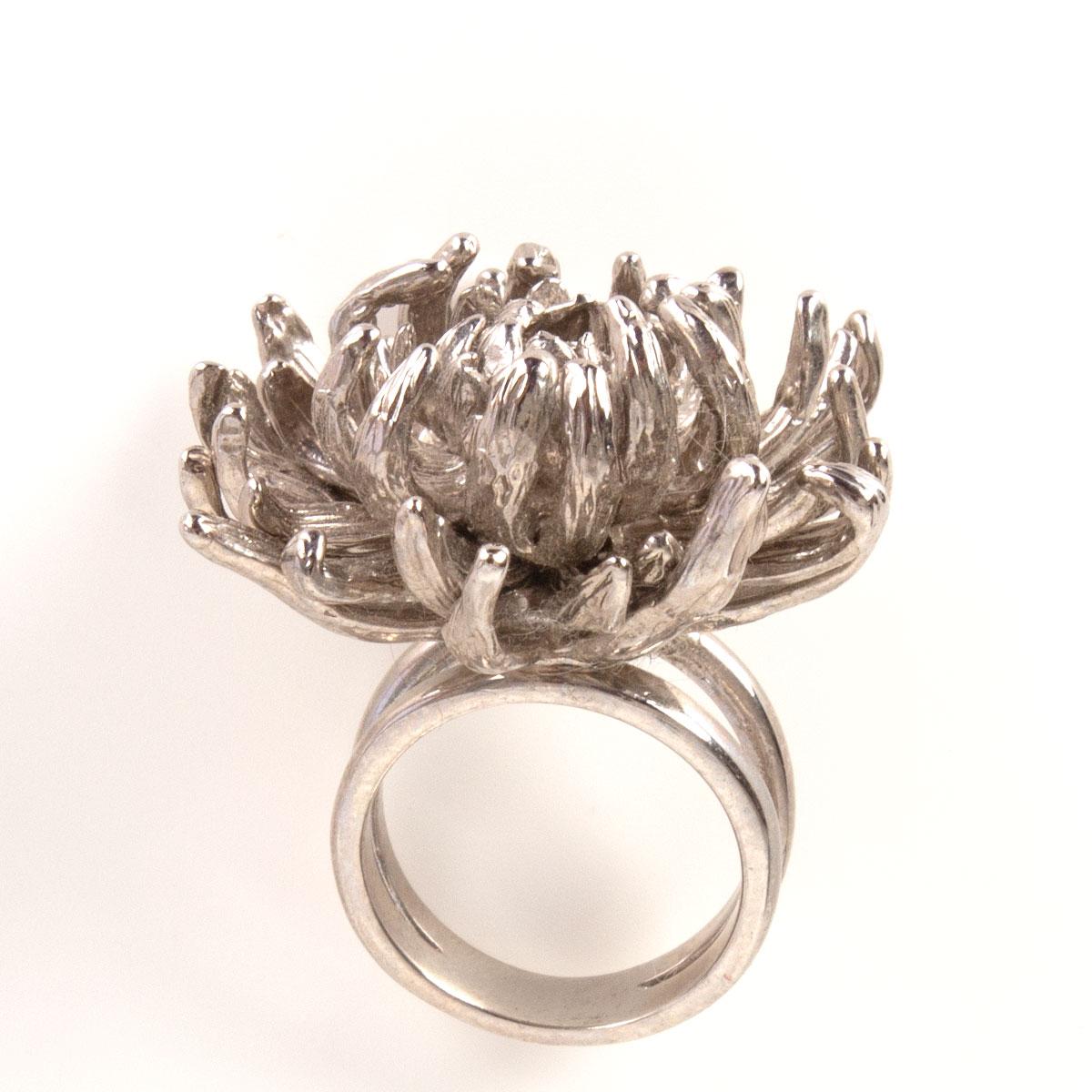 Alexander McQuee flower ring in silver-tone brass. Has been worn and is in excellent condition.

Tag Size 6.5
Width 3cm (1.2in)
Length 4cm (1.6in)