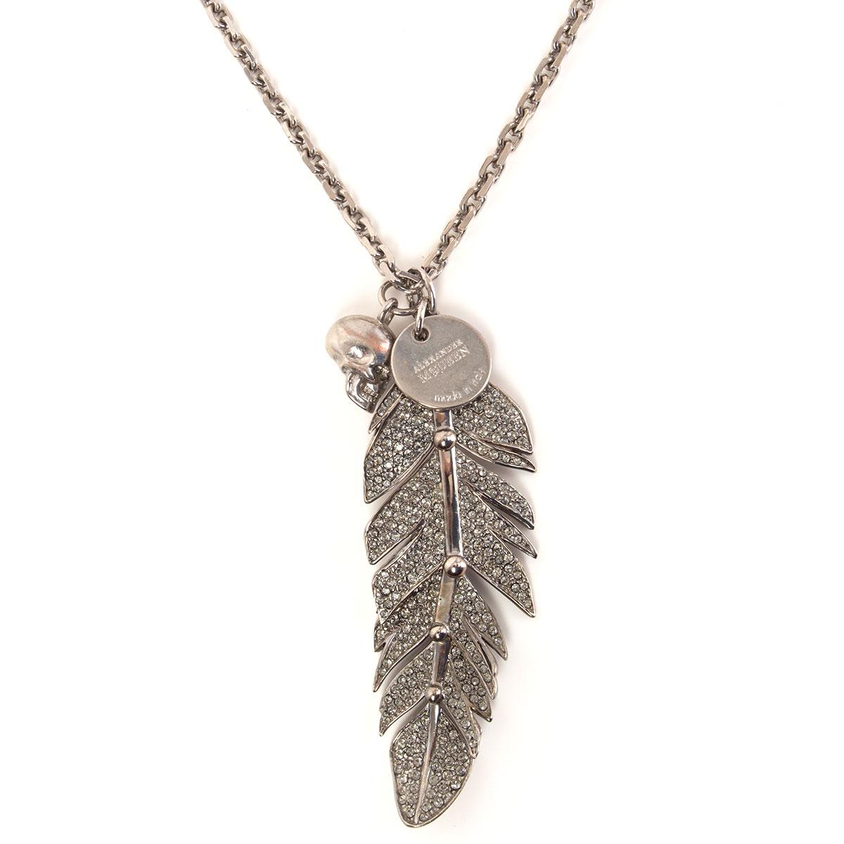 Alexander McQueen chain necklace in silver-tone brass with rhinestone encrusted feather pendant. Has been worn and is in excellent condition.

Width 3.5cm (1.4in)
Height 10cm (3.9in)
Length 51cm (19.9in)
