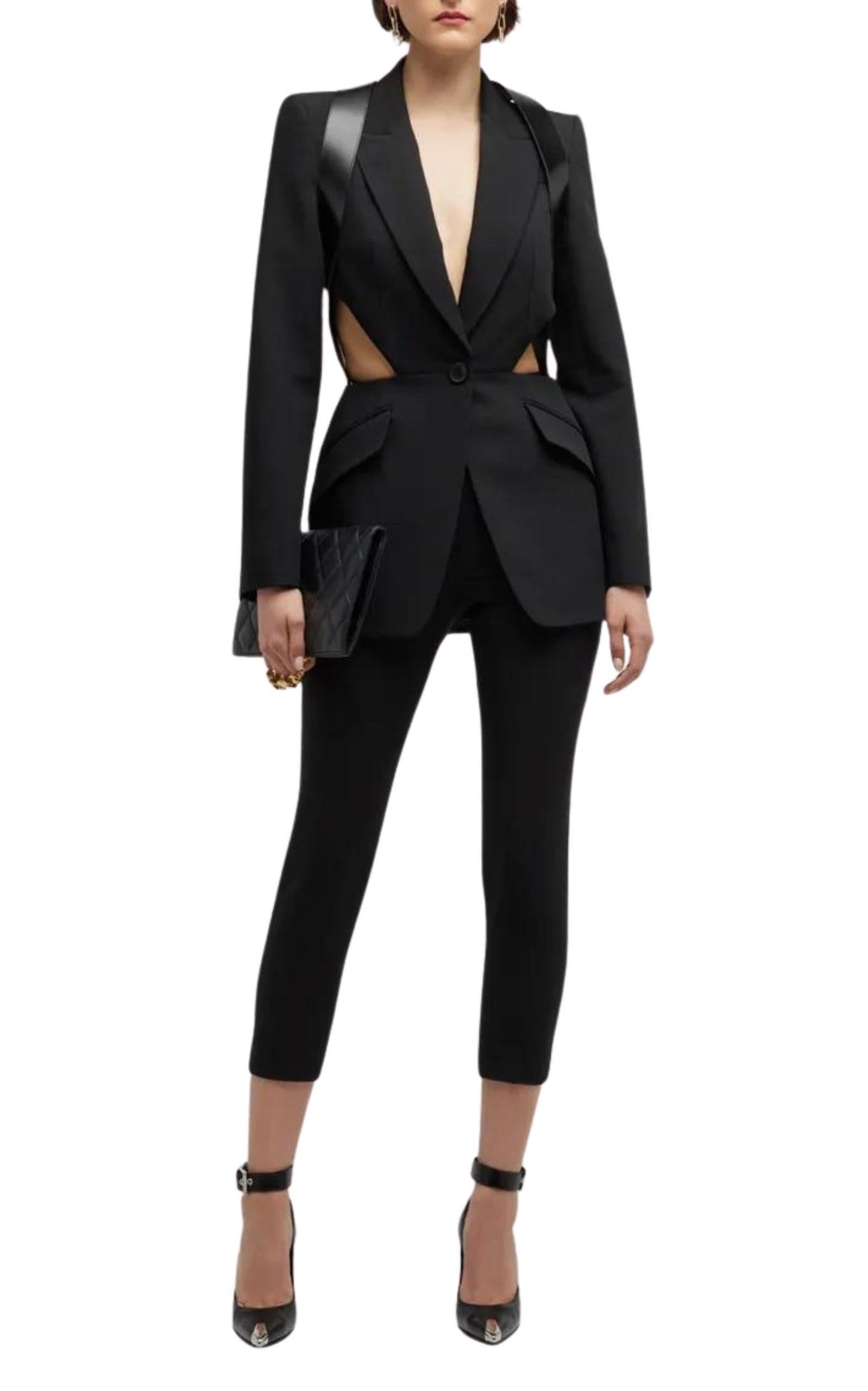 La créatrice donne une nouvelle dimension au blazer en laine classique en le recouvrant d'un harnais en cuir.
Superposition amovible de style harnais en cuir de veau chamoisé
Fermeture à un bouton
Cols à pointes
Poignets de chirurgien à quatre