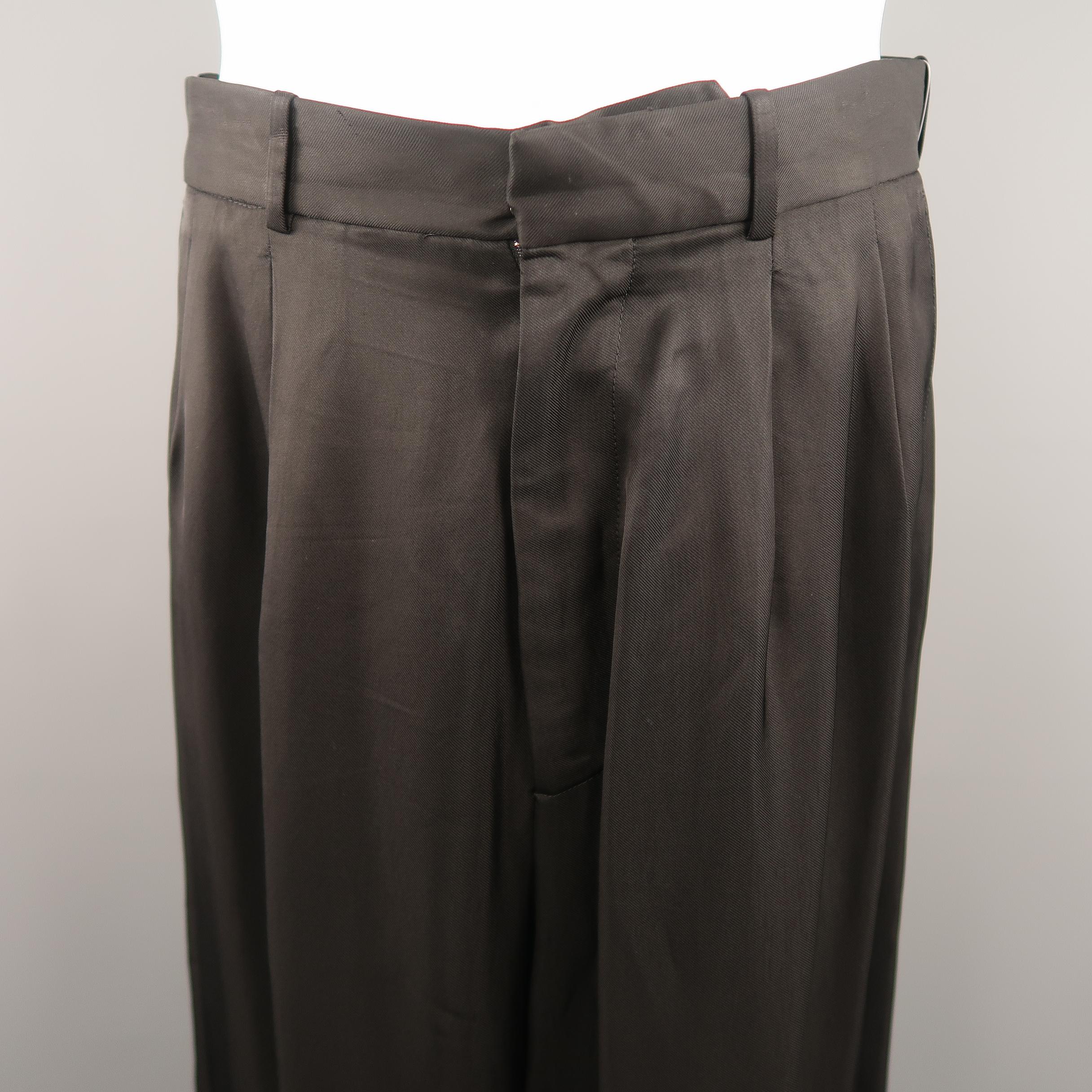 ALEXANDER MCQUEEN Cropped Casual Pants comes in a black tone in a solid rayon material, with a pleated front, seam and flap pockets, side adjusters at legs, zip fly. Made in Italy.
 
Excellent Pre-Owned Condition.
Marked: IT 46
 
Measurements:
