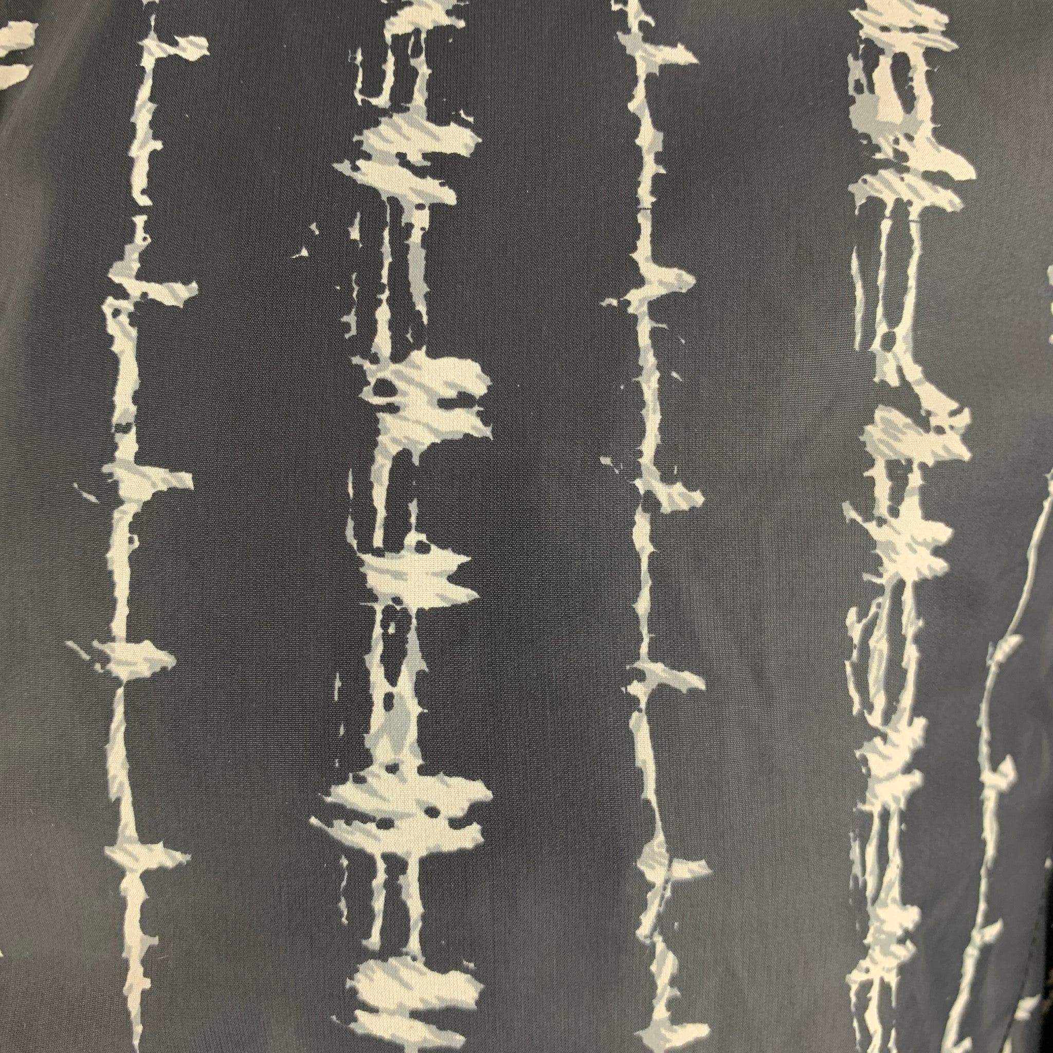 La veste printemps-été 2016 d'ALEXANDER McQUEEN est réalisée en polyamide tissé imprimé noir et blanc et présente un style bombardier, un ourlet côtelé, des poches fendues et une fermeture zippée intégrale. Nouveau avec Tags. 

Marqué :   IT 46