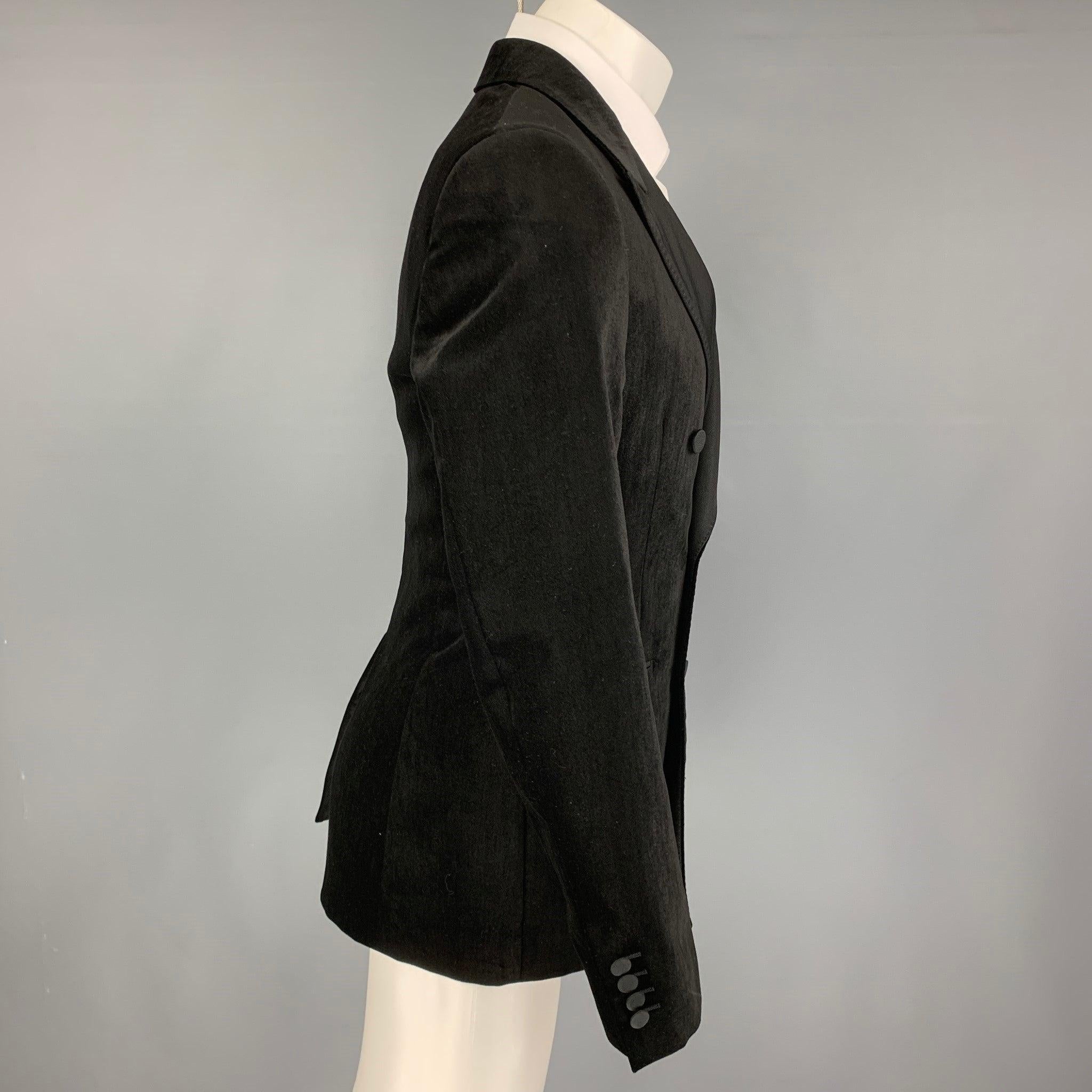 ALEXANDER McQUEEN sport coat comes in a black velvet cotton with a full liner featuring a peak lapel, single back vent, slit pockets, anda double breasted closure. Made in Italy.
New with tags.
 

Marked:   48 

Measurements: 
 
Shoulder: 17 inches