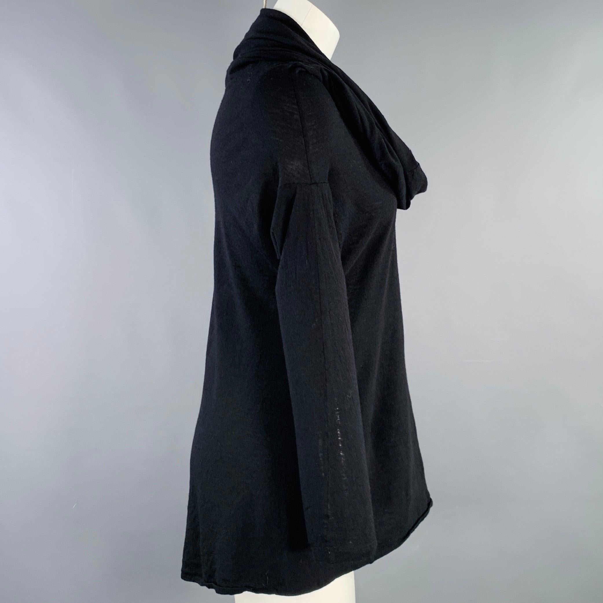 Pull ALEXANDER MCQUEEN
dans un mélange de viscose noire, avec un col bénitier et des manches longues. Fabriqué en Italie. Très bon état. Signes mineurs d'usure. 

Marqué :   IT 40 

Mesures : 
 
Épaule : 17 pouces Poitrine : 33 pouces Manche : 17
