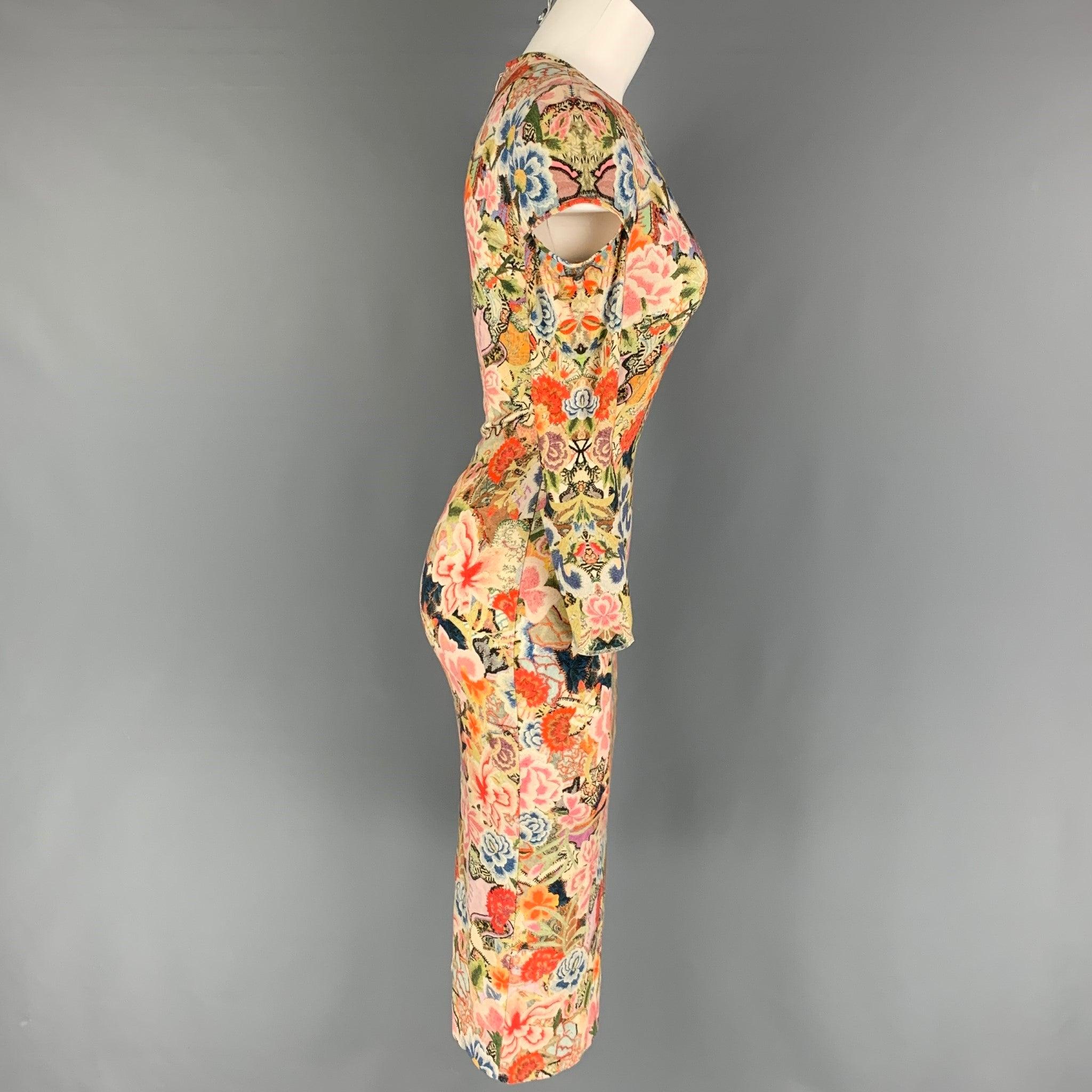 Das mehrfarbige Kleid von ALEXANDER McQUEEN aus einer abstrakten, floralen Viskosemischung verfügt über Schulterausschnitte, einen Rundhalsausschnitt und einen Reißverschluss am Rücken.
Hergestellt in Italien. Sehr gut
Gebrauchtes Zustand.