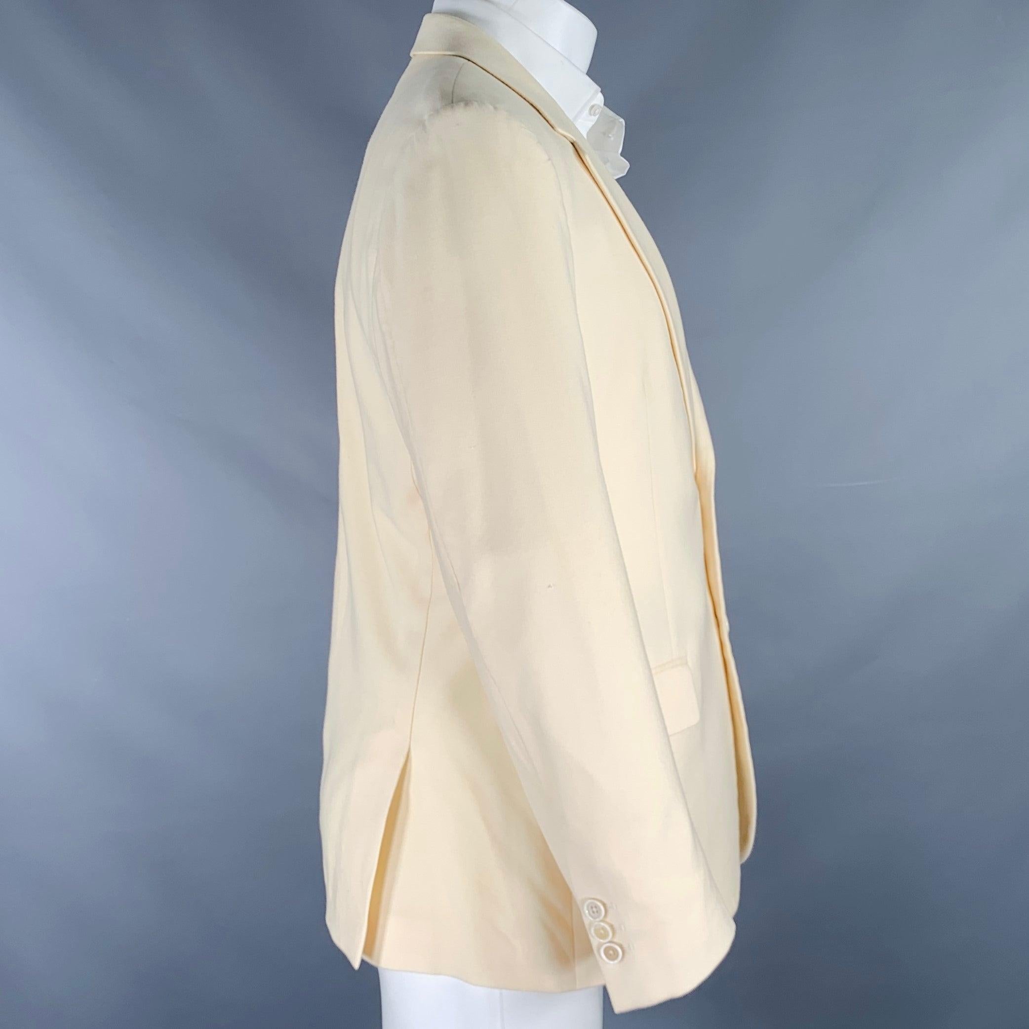 ALEXANDER MCQUEEN Sportmantel
aus beigem Wollstoff, mit eingekerbtem Revers, doppeltem Rückenschlitz und doppeltem Knopfverschluss. Hergestellt in Italien, guter gebrauchter Zustand. Mäßige Gebrauchsspuren, bitte Fotos prüfen. So wie es ist.