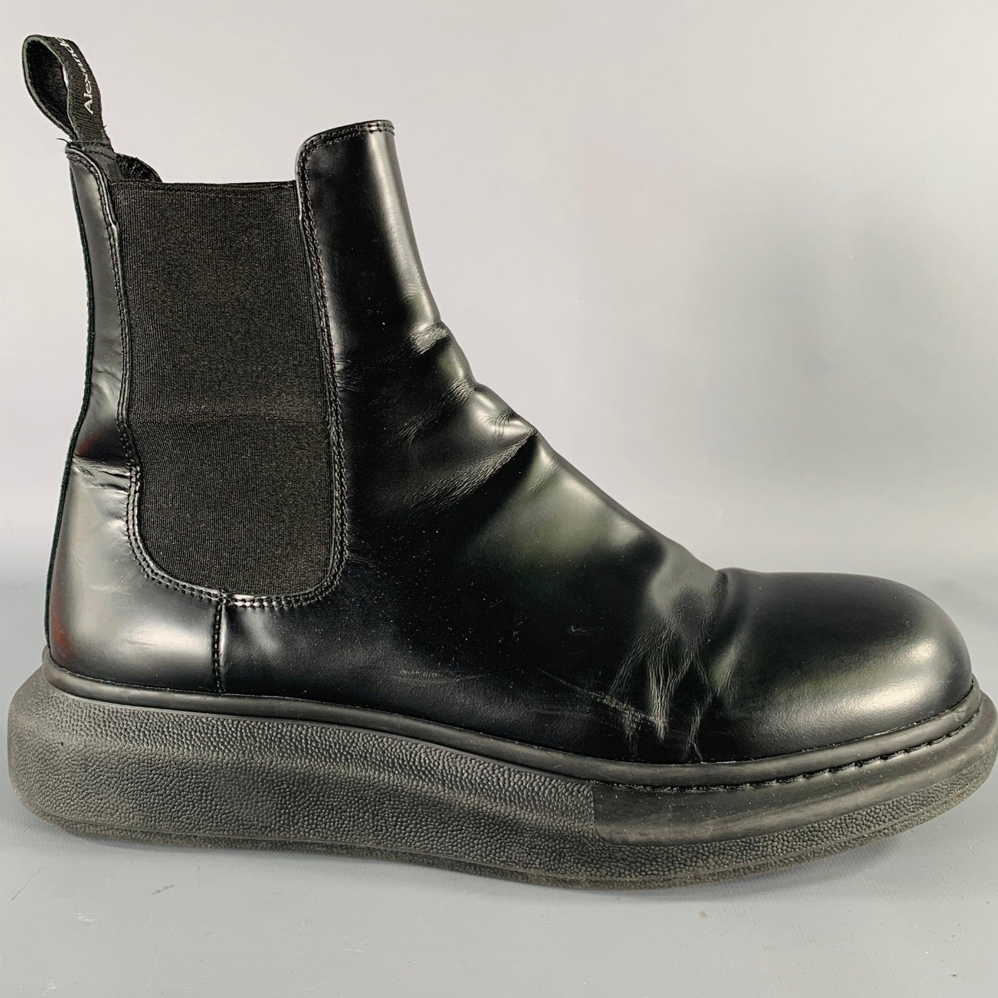 ALEXANDER MCQUEEN
boots in a black leather featuring a Chelsea ankle style with elastic panels, chunky rubber sole, and pull on closure. Excellent Pre-Owned Condition. 

Marked:   42.5 ELength: 12.25 inches Width: 4.25 inches Height: 7.75 inches 
 