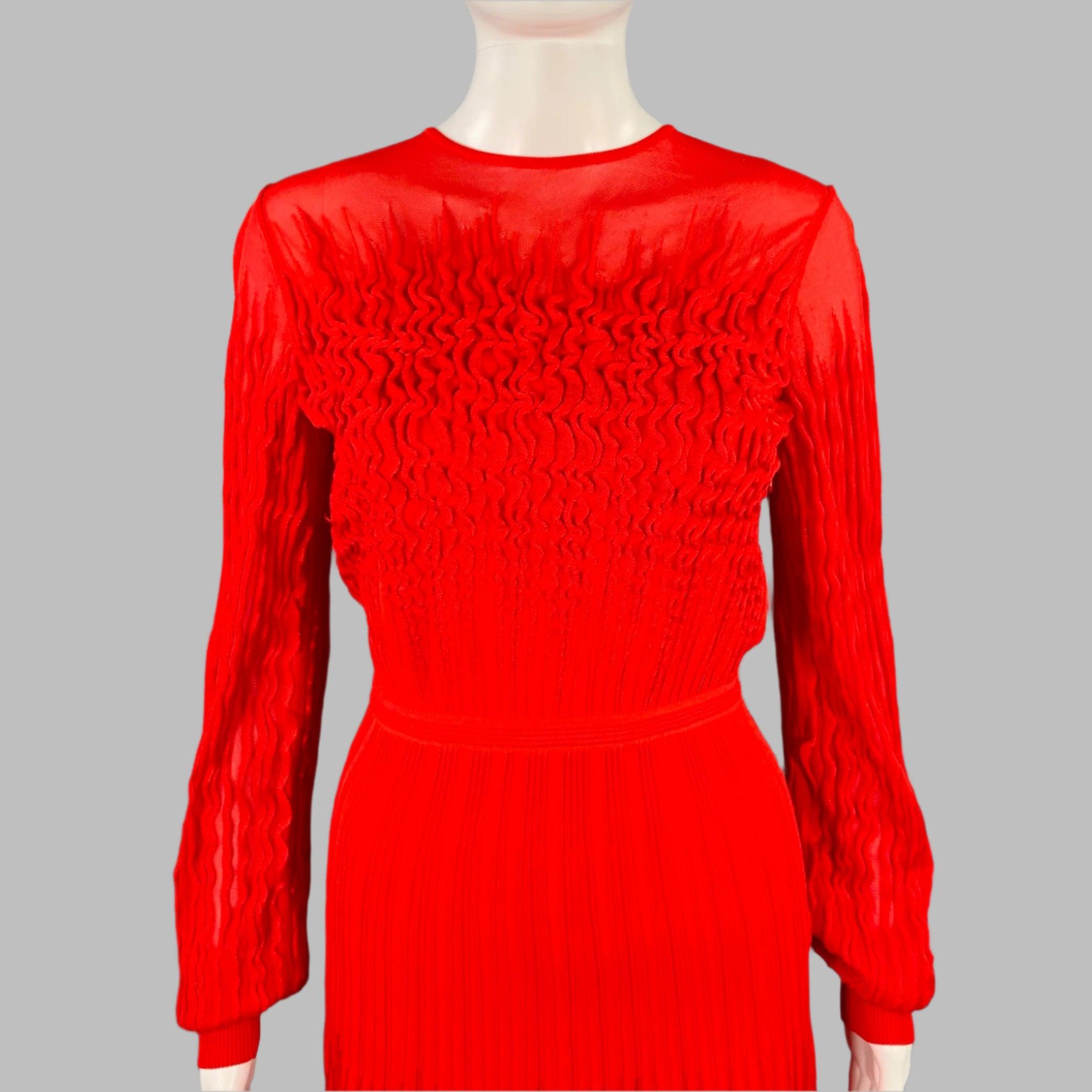 Vestido ALEXANDER MCQUEEN
de viscosa roja con largo midi, diseño de líneas onduladas texturizadas y mangas largas. Nuevo con etiquetas. 

Marcado:   S 

Medidas: 
 
Hombros 14,5 pulgadas Busto: 31 pulgadas Cintura: 23 pulgadas Cadera: 33 pulgadas