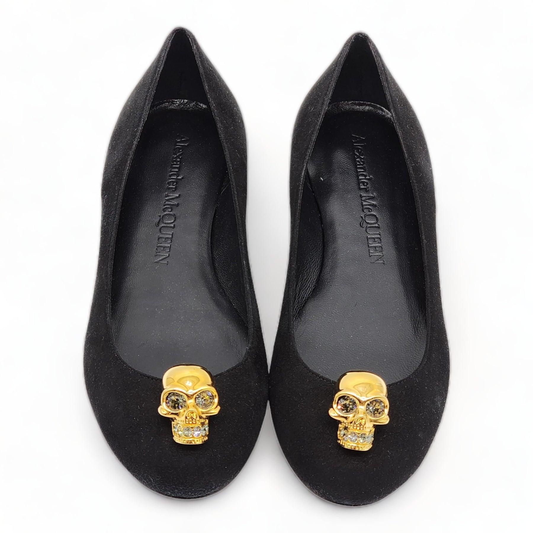 Alexander McQueen Skull Ballerinas Black Velvet in Black.

Additional information:
Material: Calfskin leather
Signature metal skull
Color: Black
Size: 5.5 US (35.5 EU)
Country: Italy
Include: Box and dustbag.