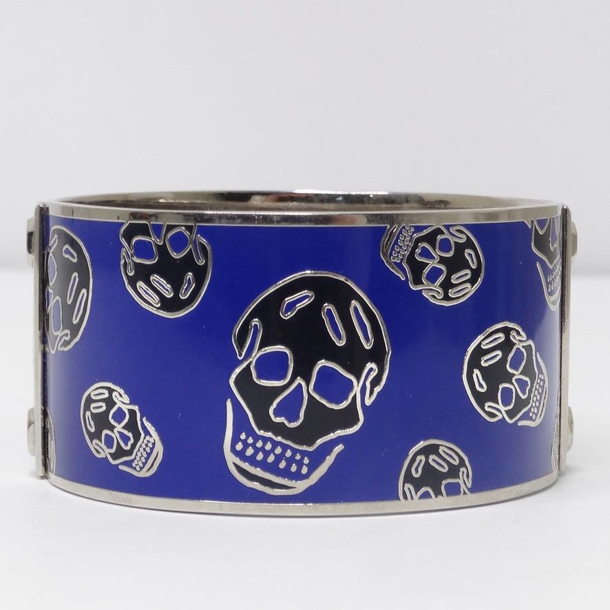 Fabulous Alexander Mcqueen bangle featuring their signature skull motif. In a gorgeous electric blue shade alongside black and sterling silver with silver Alexander Mcqueen logo hardware. This bangle screams Alexander Mcqueen and would look so great