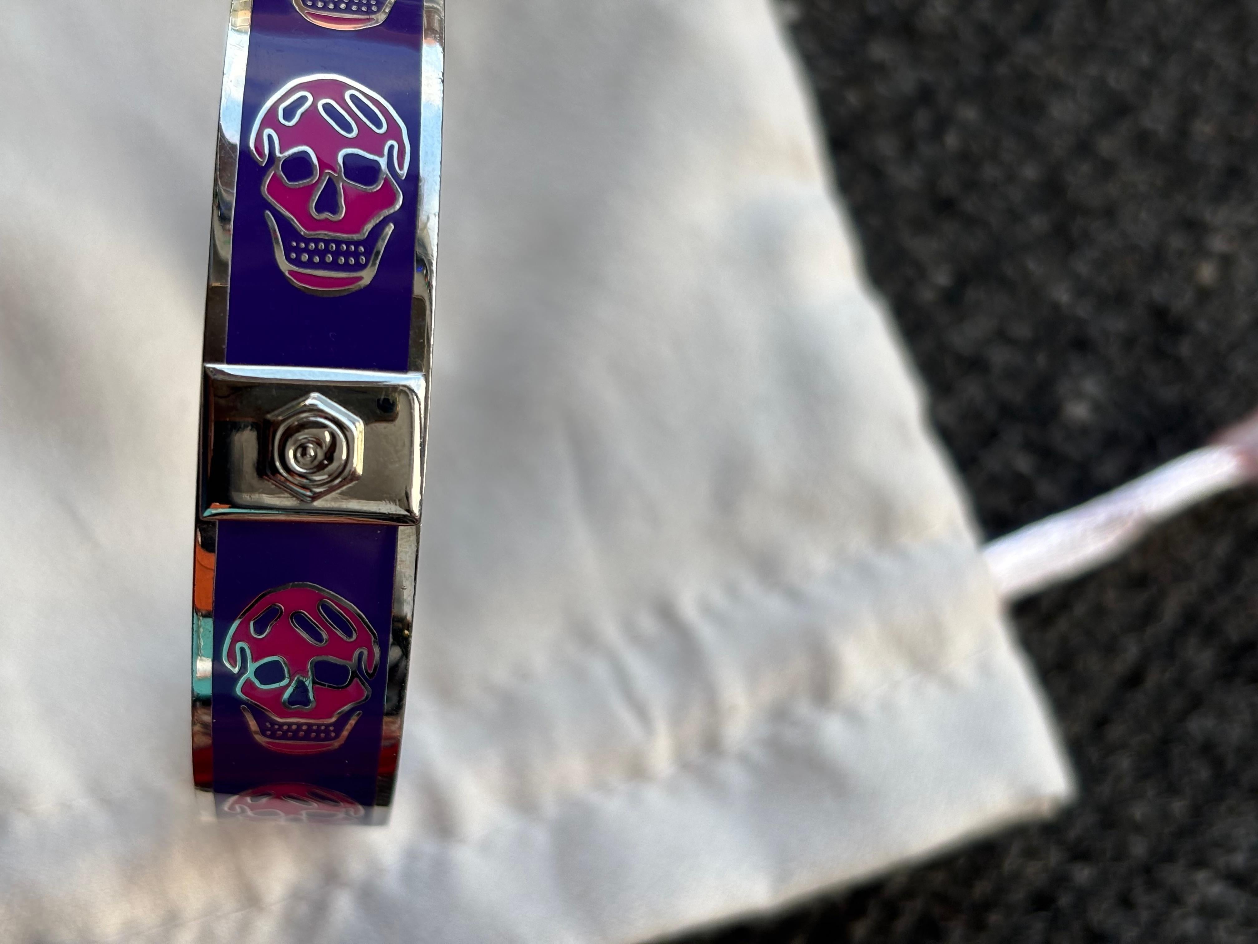 Alexander McQueen SKULL Bangle In Good Condition For Sale In Port Hope, ON