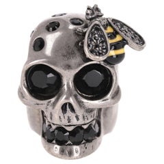 Alexander McQueen - Bague avec tête de mort et abeille ornée de cristaux
