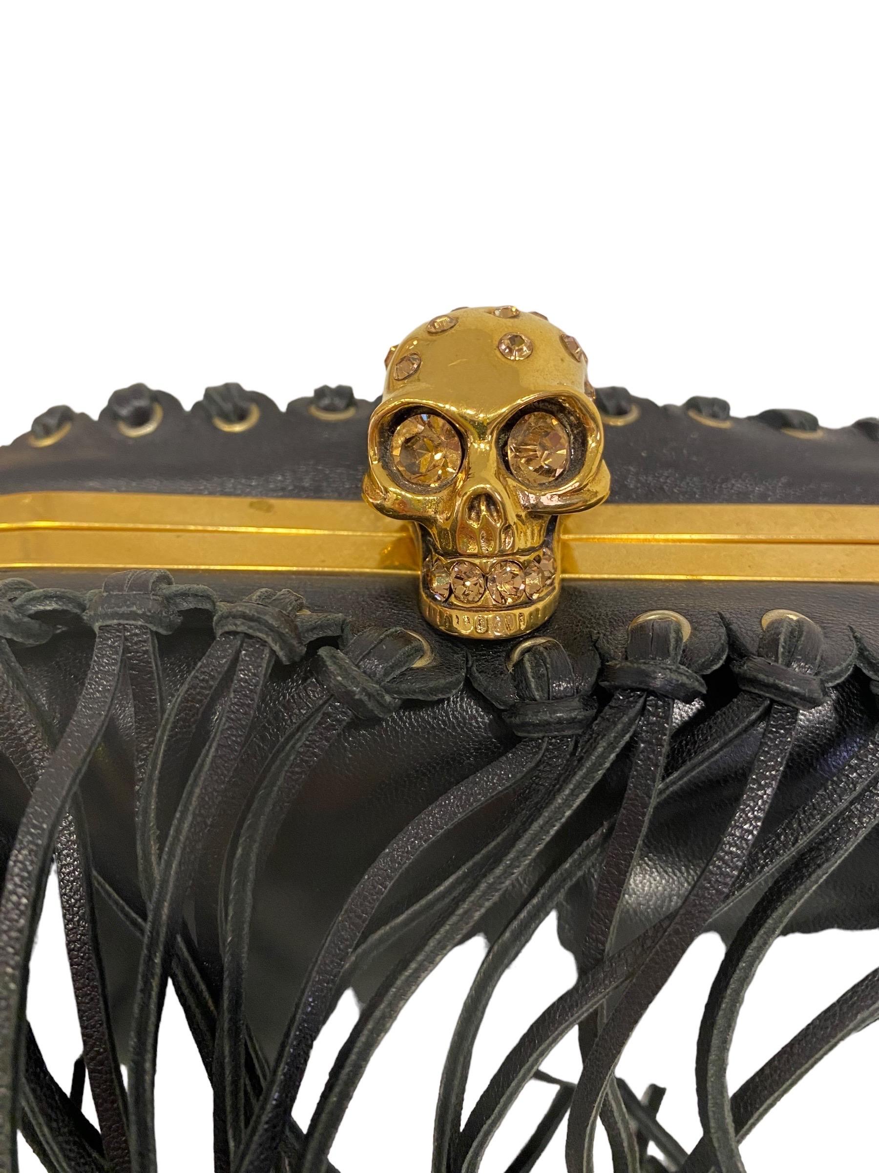Clutch signed Aleander McQueen, Skull model, made in black leather covered by fringes with golden hardware.

Equipped with an interlocking closure, internally lined in smooth leather, roomy for the essentials. It is presented in good condition.