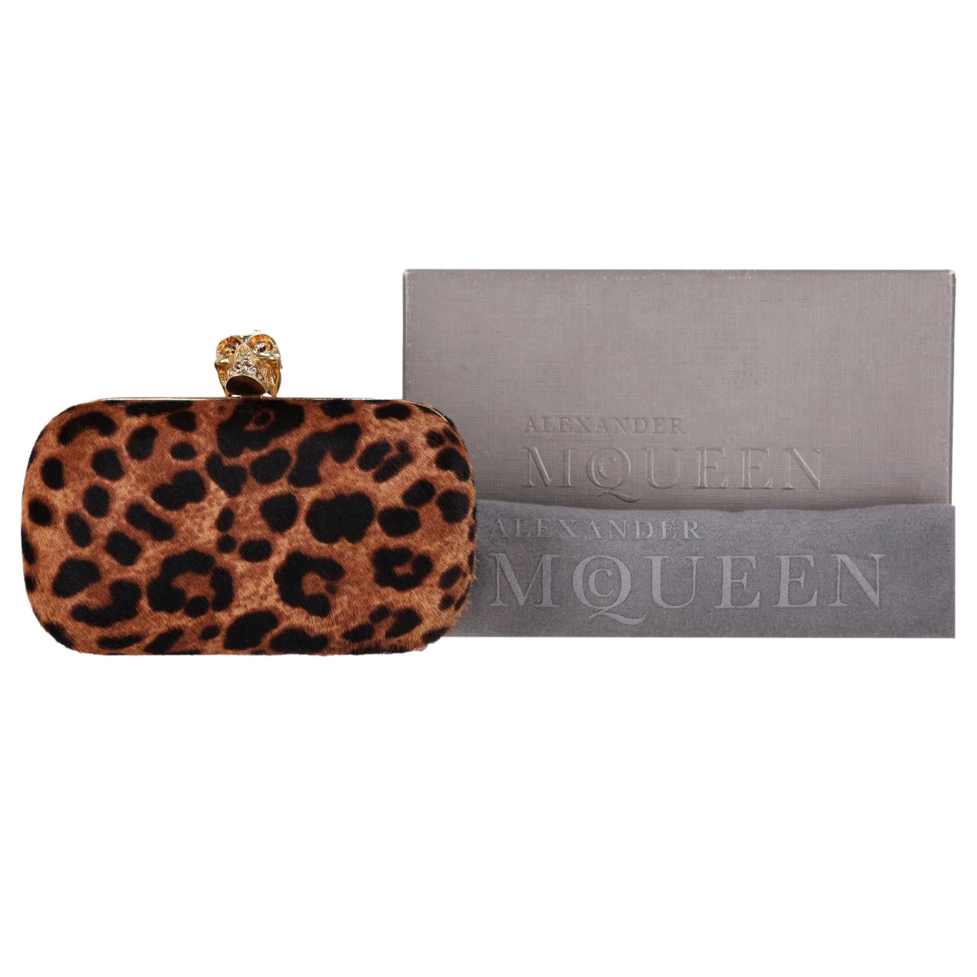 We Adore - Alexander McQueen Skull Leopard Print Pony Hair Box Clutch Bag

Box frame silhouette clutch bag crafted from pony hair calfskin in leopard print.

Adorned with the brand's signature gold Skull push-lock closure embellished with