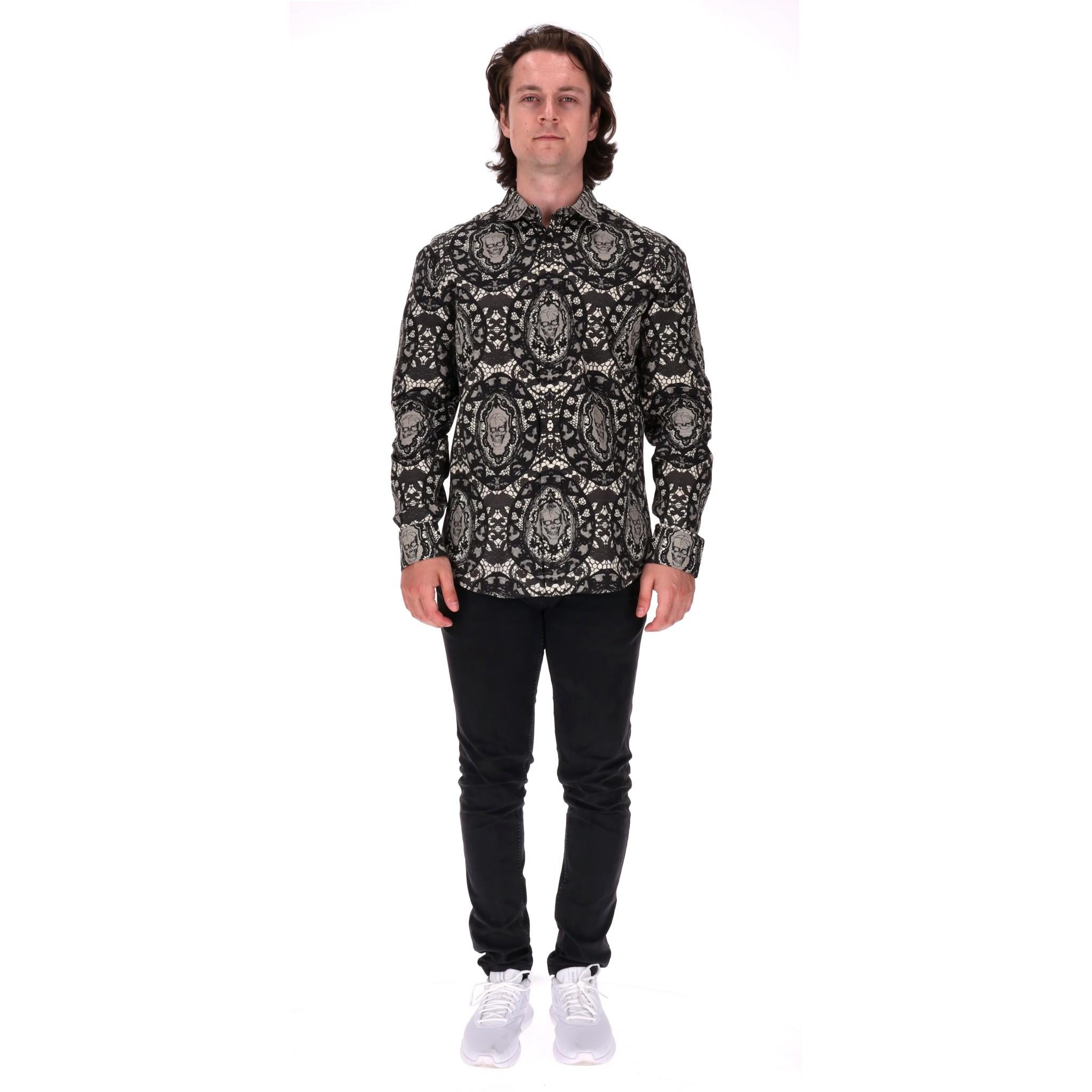 Alexander McQueen Skull Print Cotton Shirt

Black and white shirt crafted from cotton with all-over skulls and lace pattern.

Featuring pointed collar, centre button closure and shirttail hem.

Rrp Approx. £700

Size – 54FR

Condition – Very