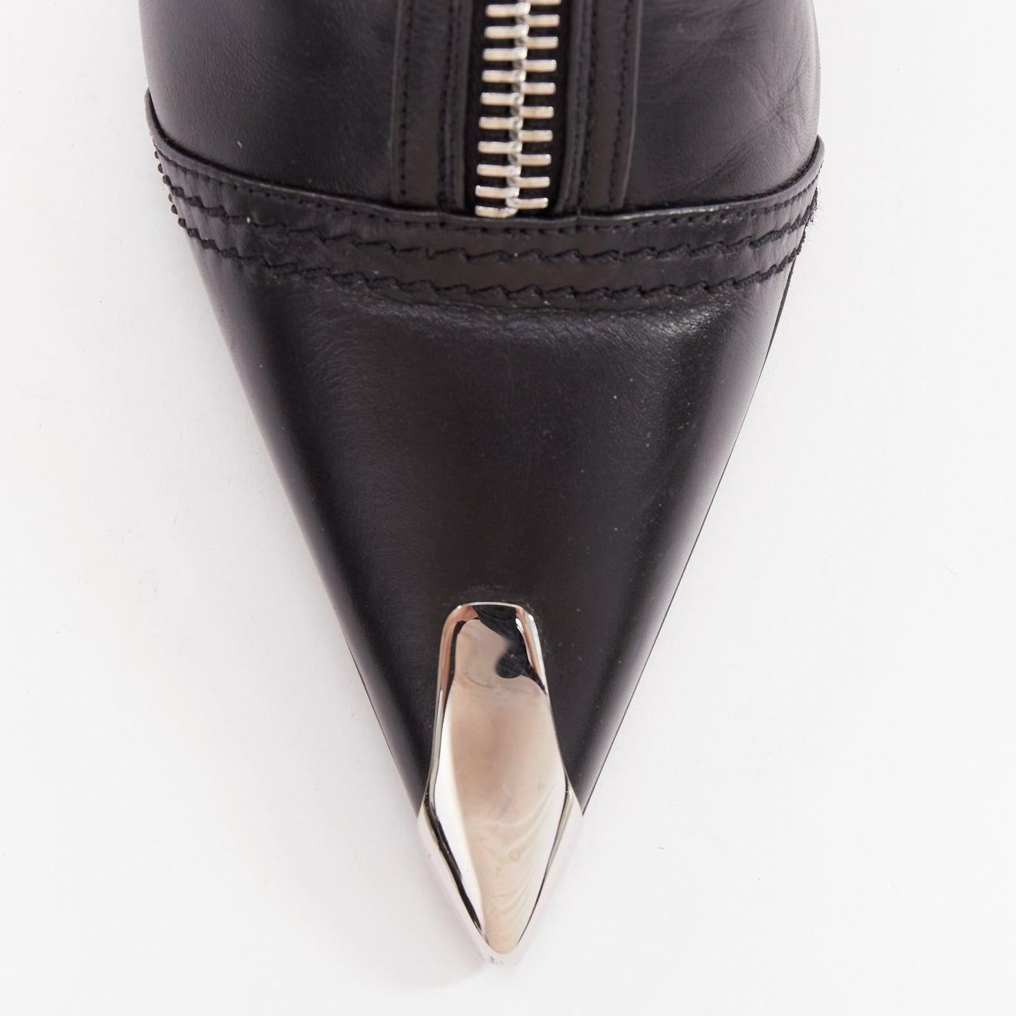 Alexander McQueen - Bottes à talons rouges en cuir noir de style motard EU39 en vente 1