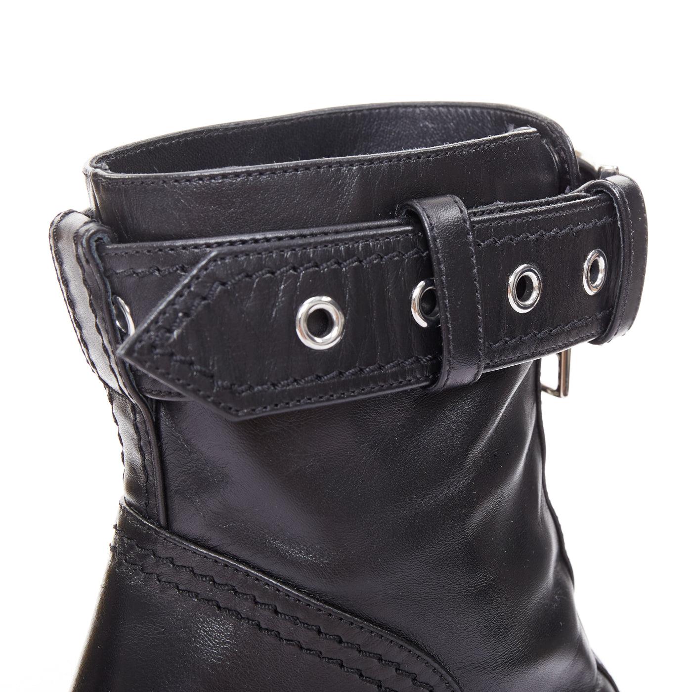 Alexander McQueen - Bottes à talons rouges en cuir noir de style motard EU39 en vente 2