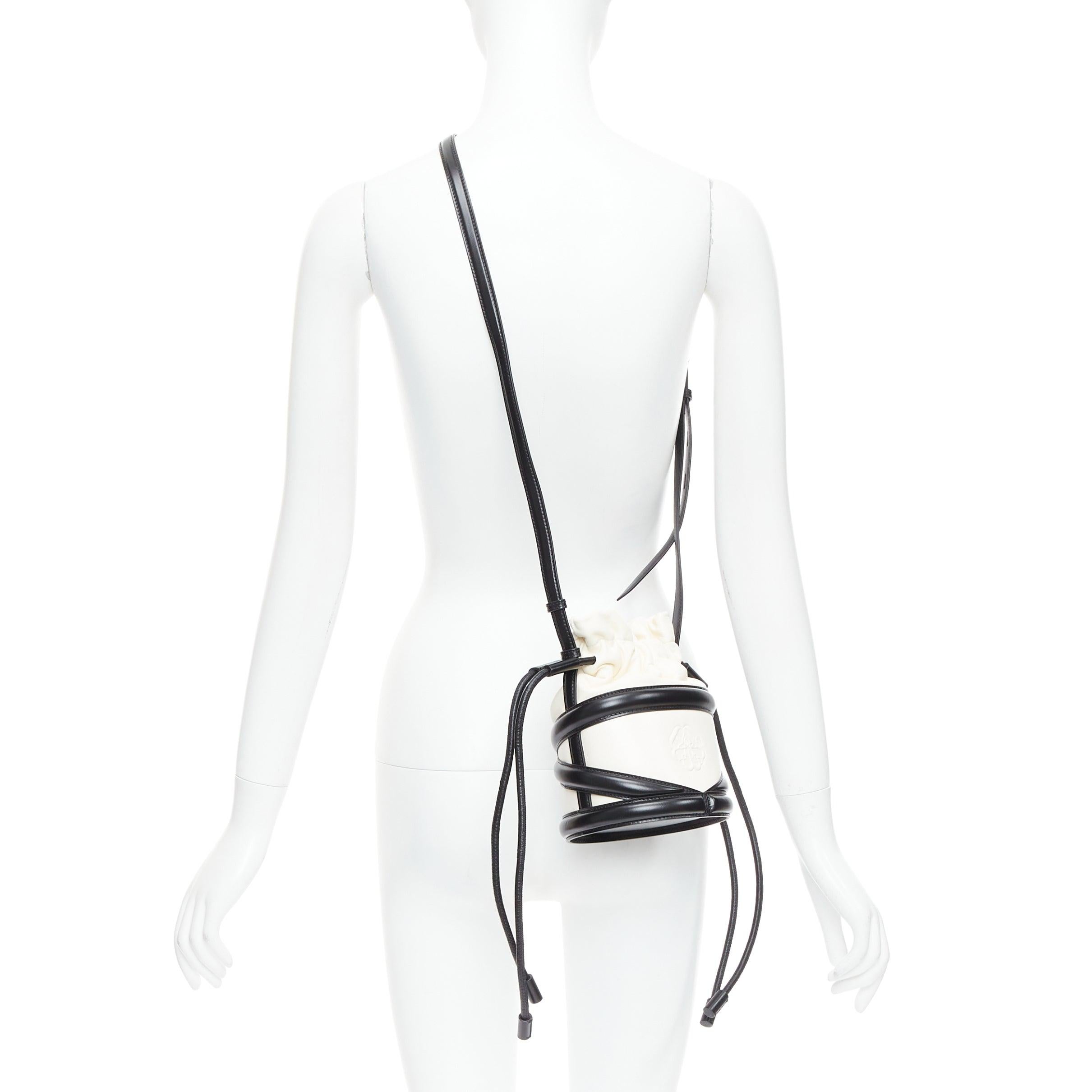 ALEXANDER MCQUEEN Soft Curve AM logo black white leather bucket bag
Reference: TGAS/E00473
Brand: Alexander McQueen
Model: Soft Curve
Material: Leather
Color: Black, White
Pattern: Solid
Closure: Drawstring
Lining: Black Leather
Extra Details: The