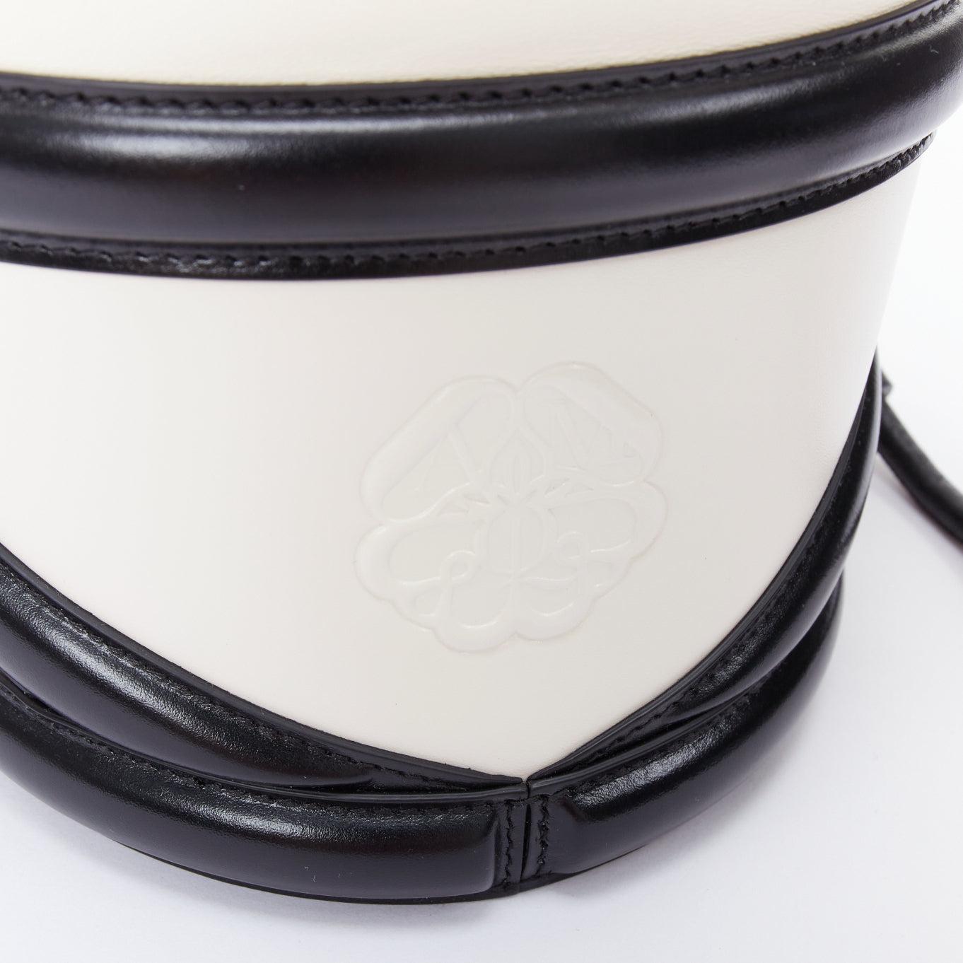 ALEXANDER MCQUEEN Soft Curve AM logo black white leather bucket bag For Sale 2