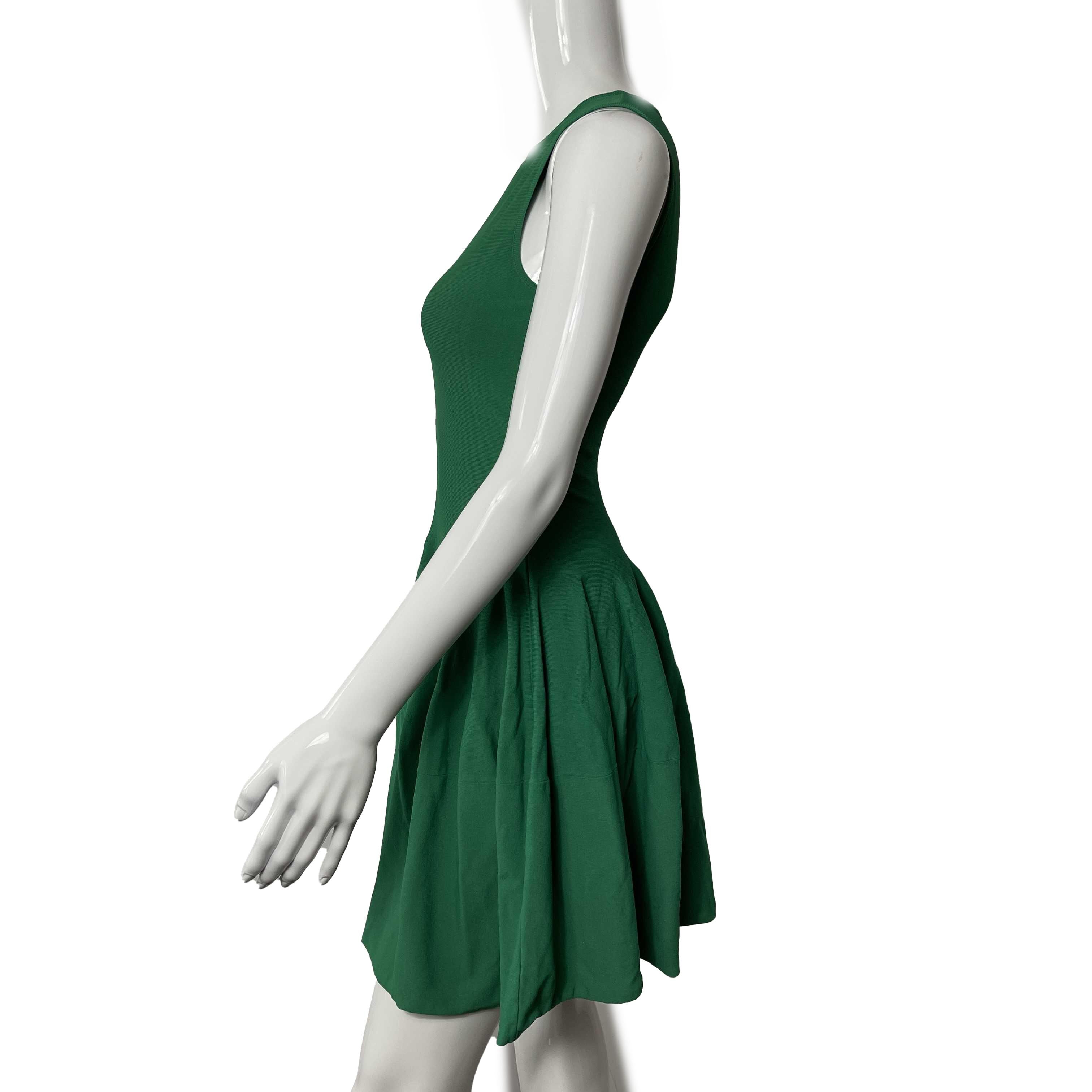 Alexander McQueen - Pristine - Solid Sleeveless Midi Flare - Green - XS - Dress

Description

This Alexander McQueen sleeveless dress is midi length with a flare style that falls as if there are pleats.
It is solid green in color, crafted with