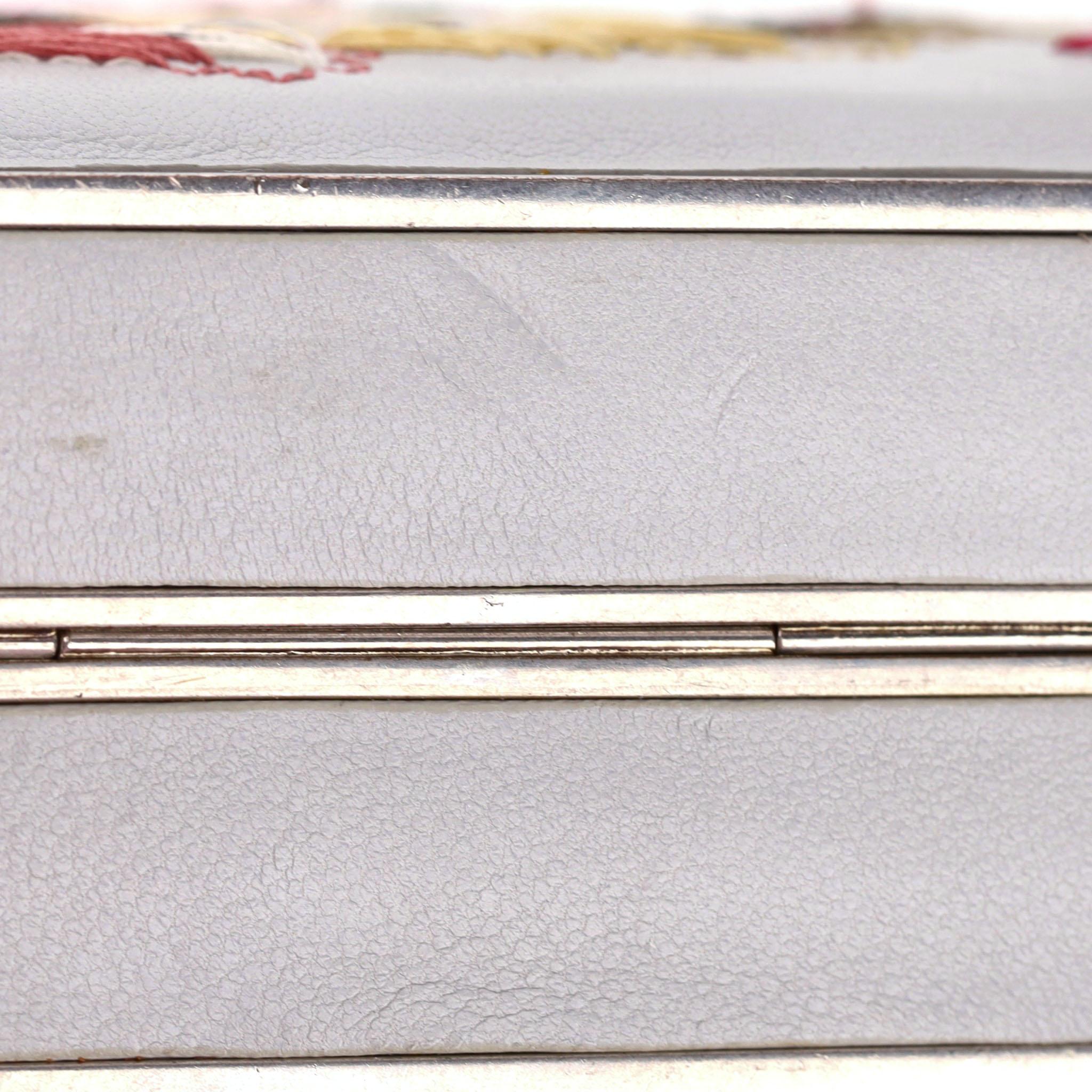Alexander McQueen pochette en cuir brodée d'araignées et de crânes 7
