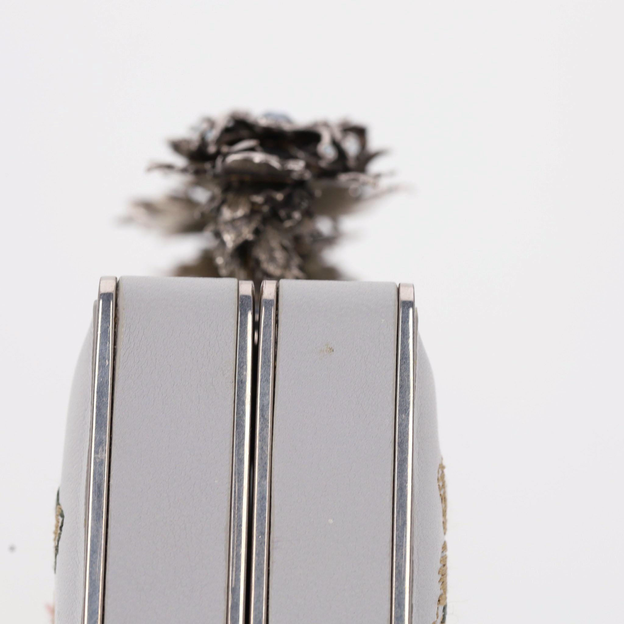Alexander McQueen pochette en cuir brodée d'araignées et de crânes 8