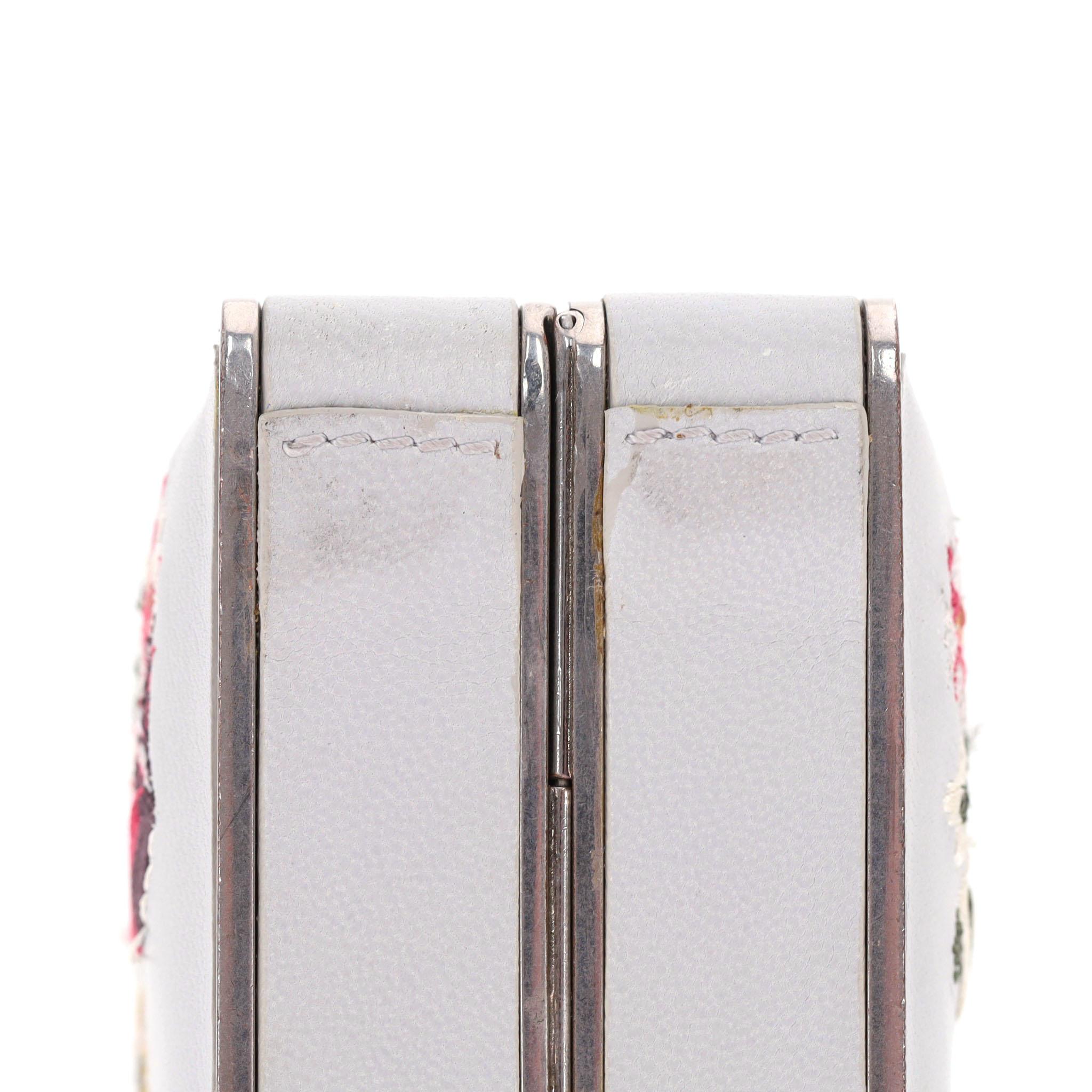 Alexander McQueen pochette en cuir brodée d'araignées et de crânes 10