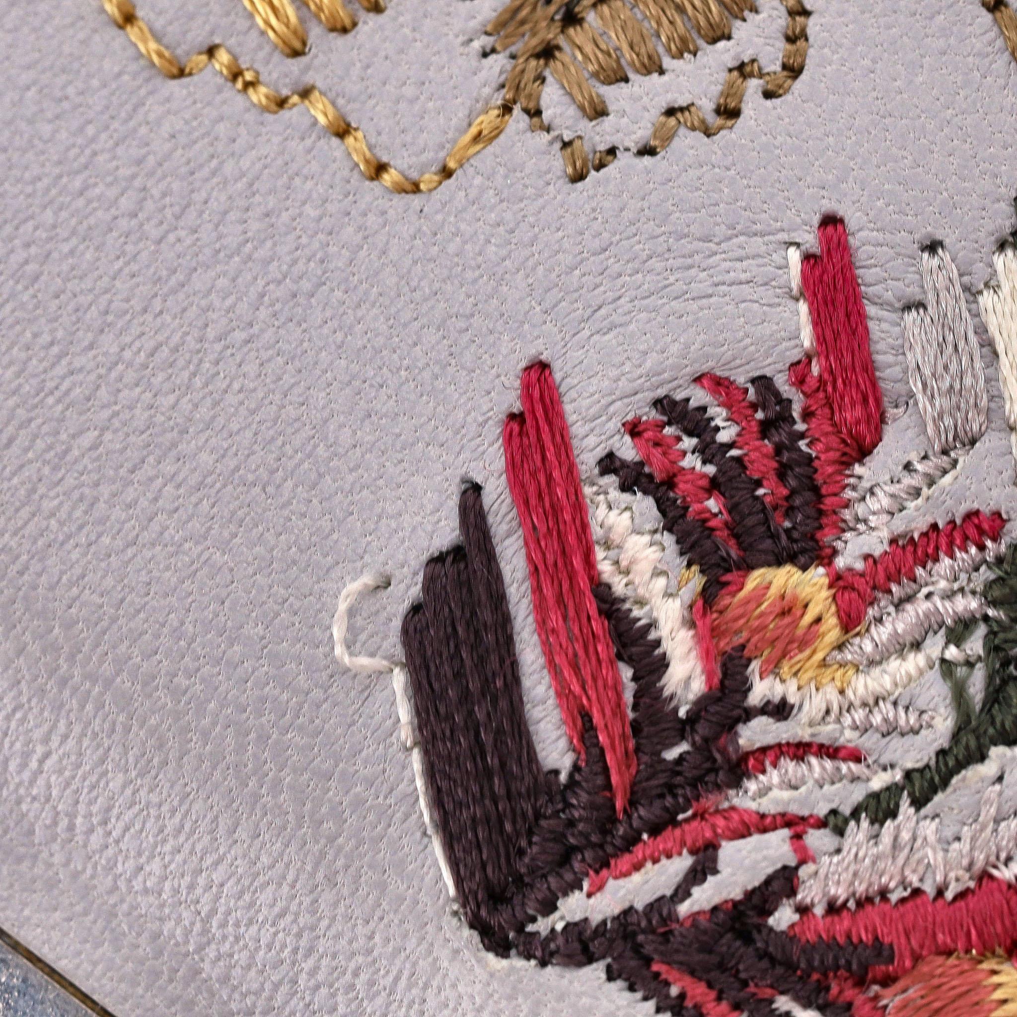 Alexander McQueen pochette en cuir brodée d'araignées et de crânes 11