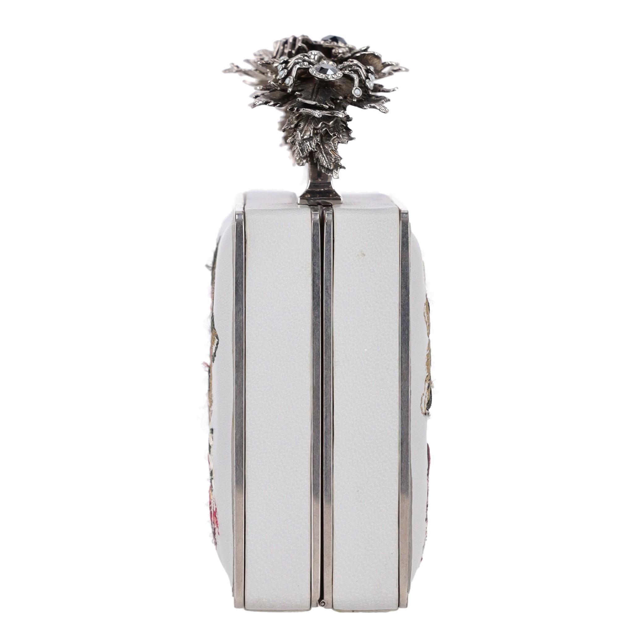 Gris Alexander McQueen pochette en cuir brodée d'araignées et de crânes