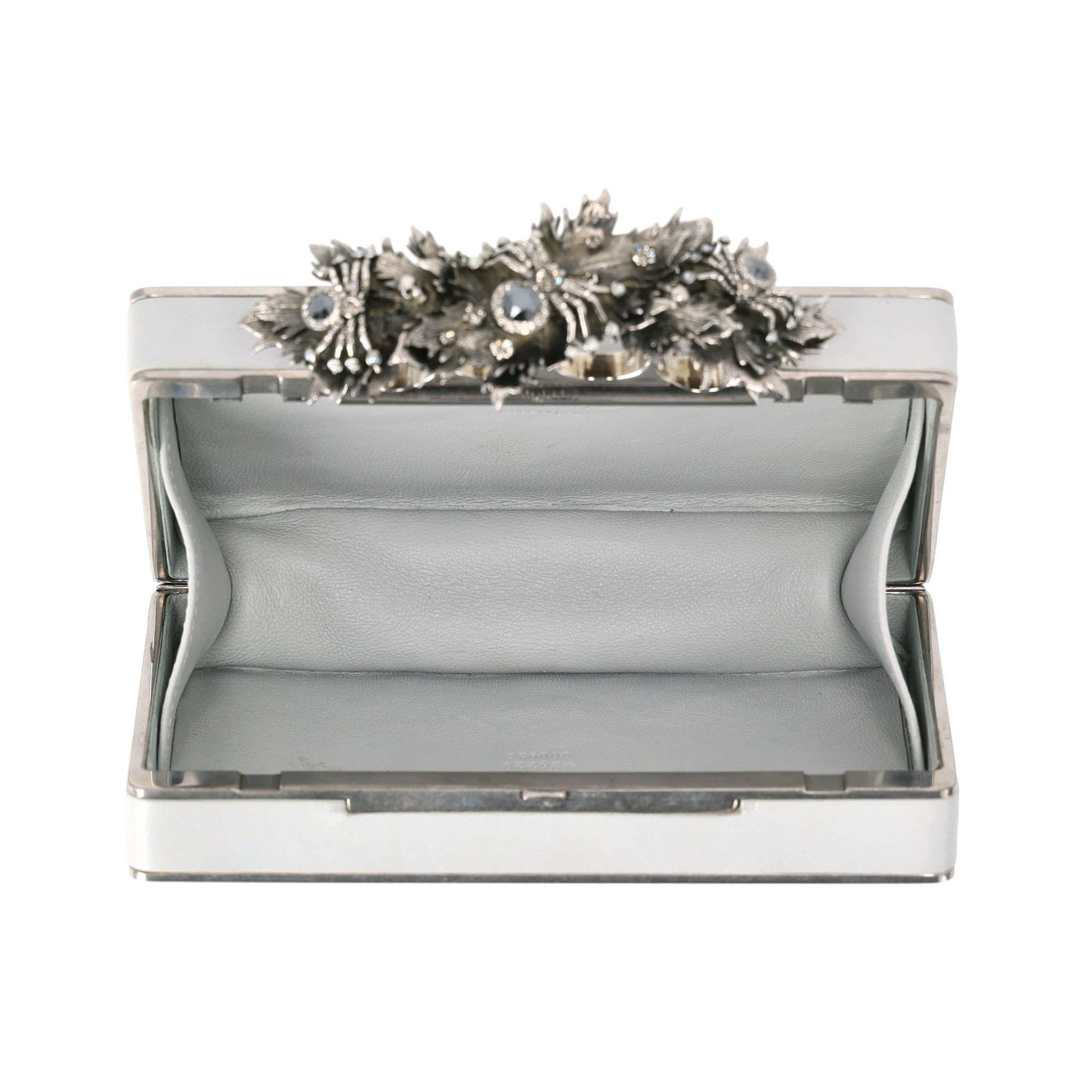 Alexander McQueen pochette en cuir brodée d'araignées et de crânes 1