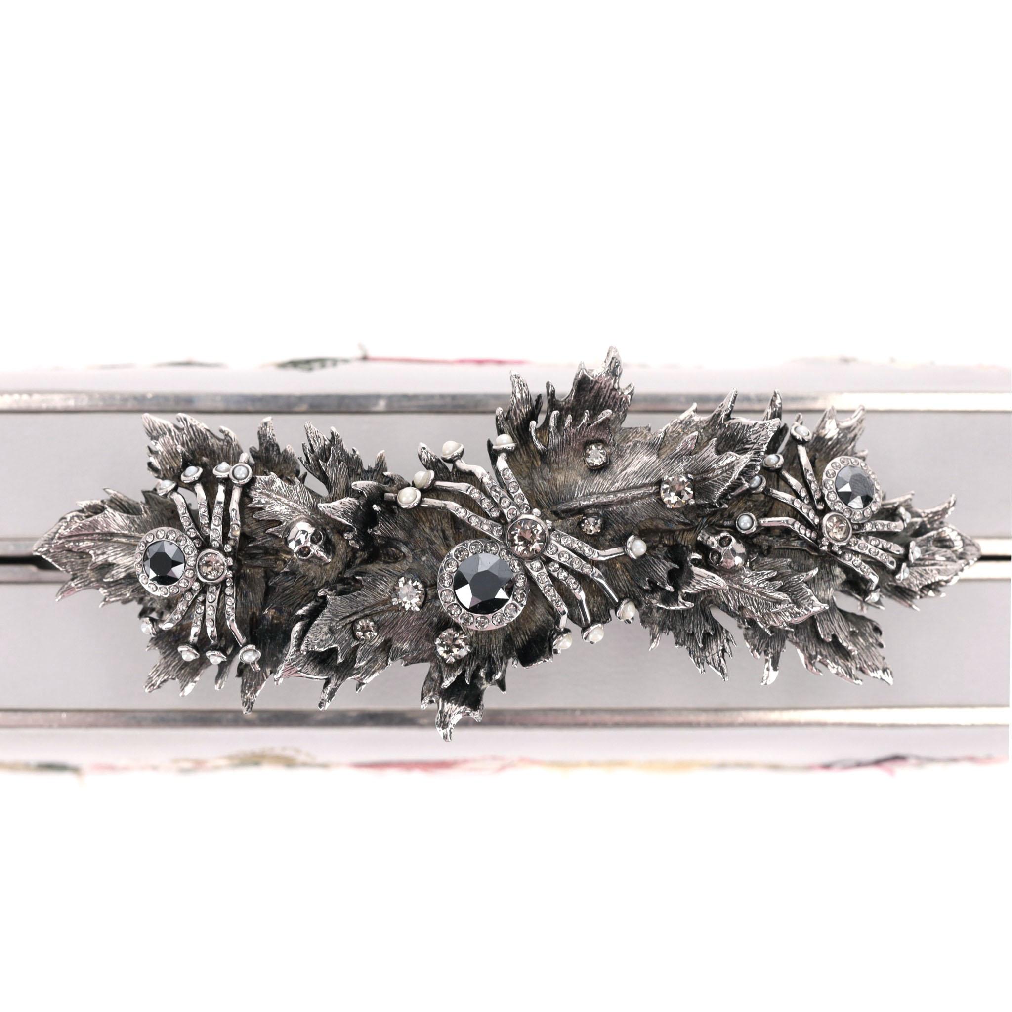 Alexander McQueen pochette en cuir brodée d'araignées et de crânes 2