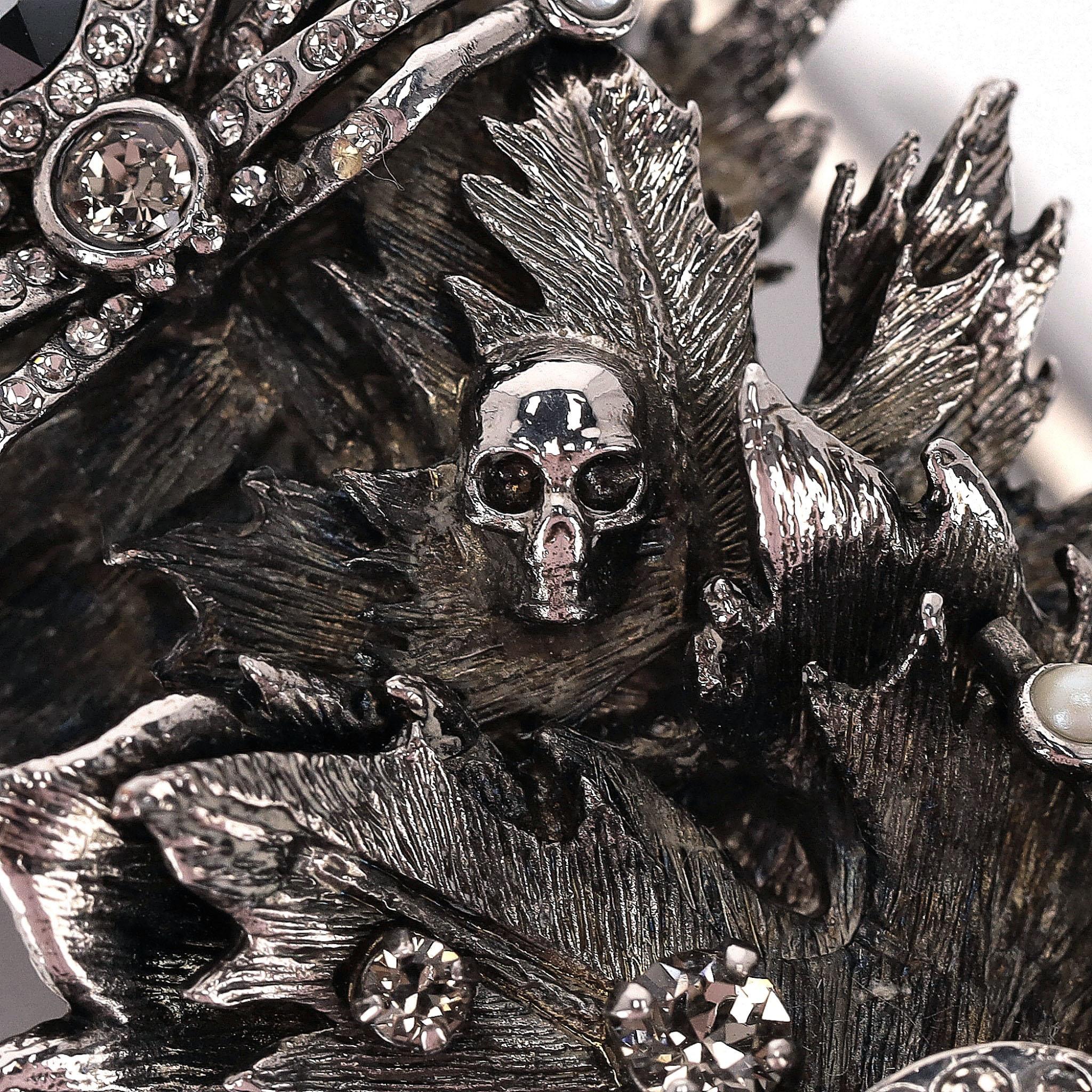 Alexander McQueen pochette en cuir brodée d'araignées et de crânes 3